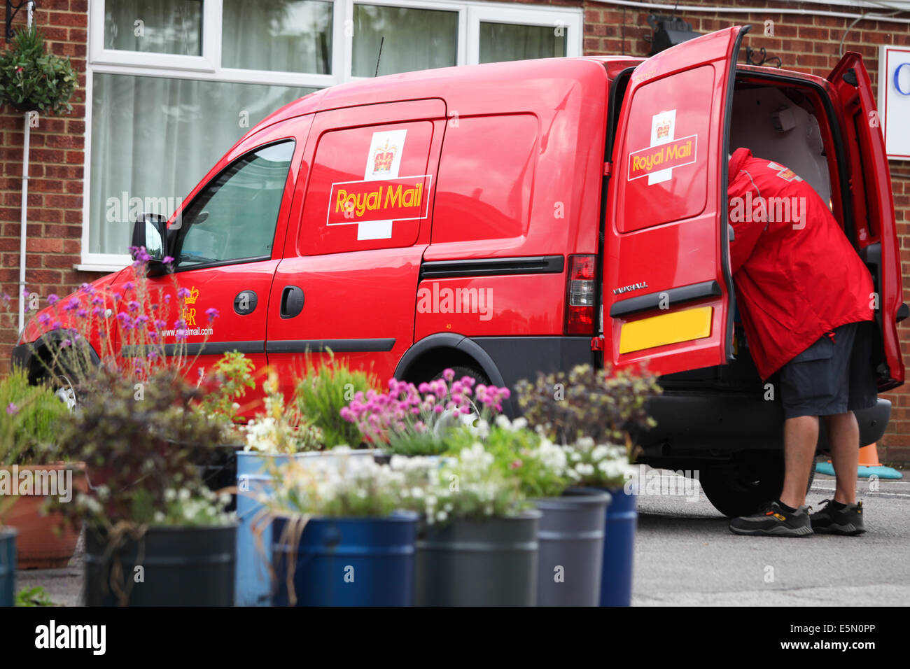 Un Royal Mail delivery van garé à l'extérieur de la Royal British Legion à vieux fondant, Hampshire, Royaume-Uni Banque D'Images