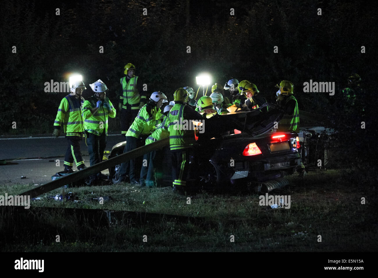 Les services d'urgence tentative de libérer un homme de sa BMW M3, qui s'est écrasé dans un grand lampadaire sur le côté de la route Banque D'Images Les services d'urgence tentative de libérer un homme de sa BMW M3, qui s'est écrasé dans un grand lampadaire sur le côté de la route Banque D'Images