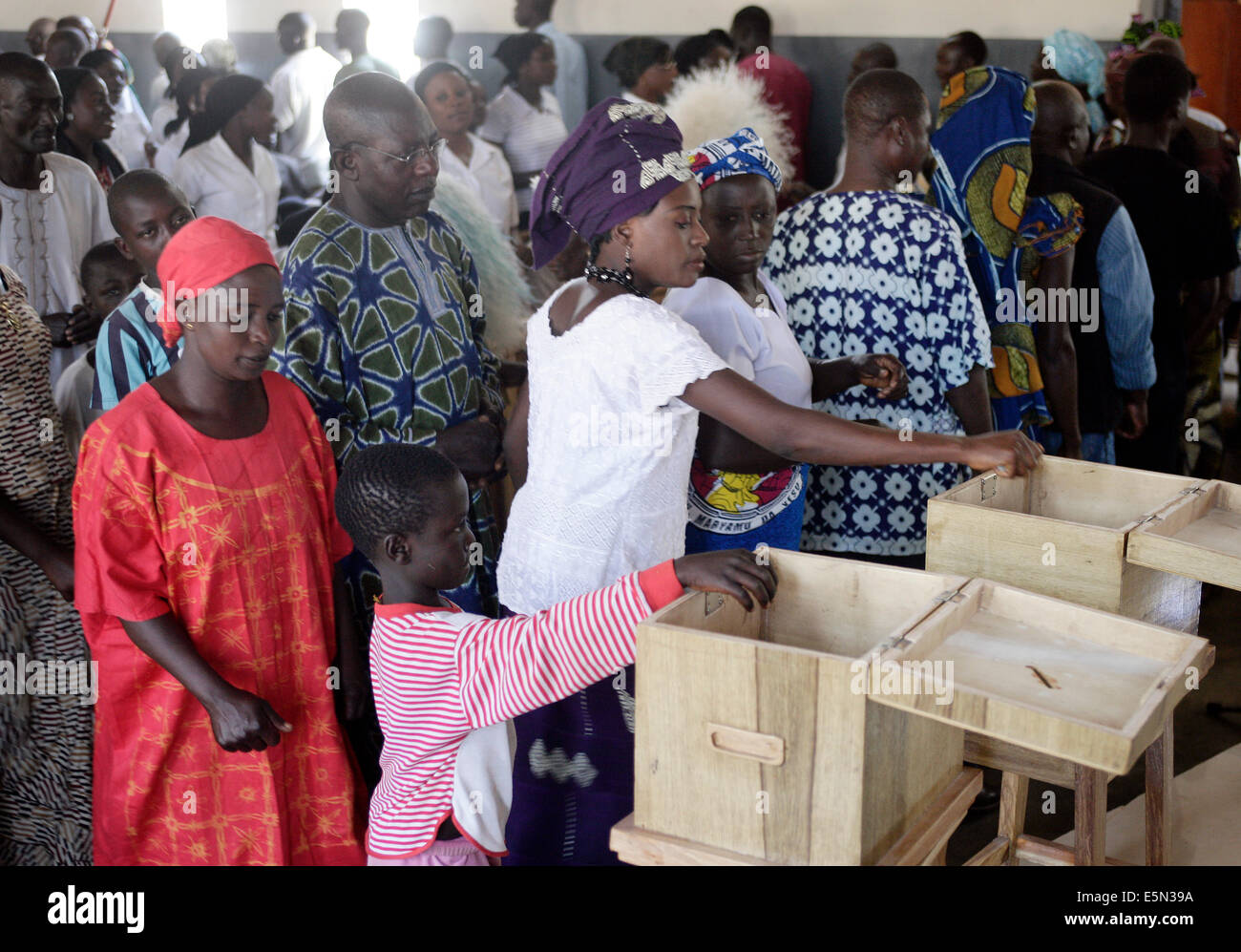 Fidèles en offrant de l'argent dans l'église catholique romaine le Kuru, Nigéria Banque D'Images
