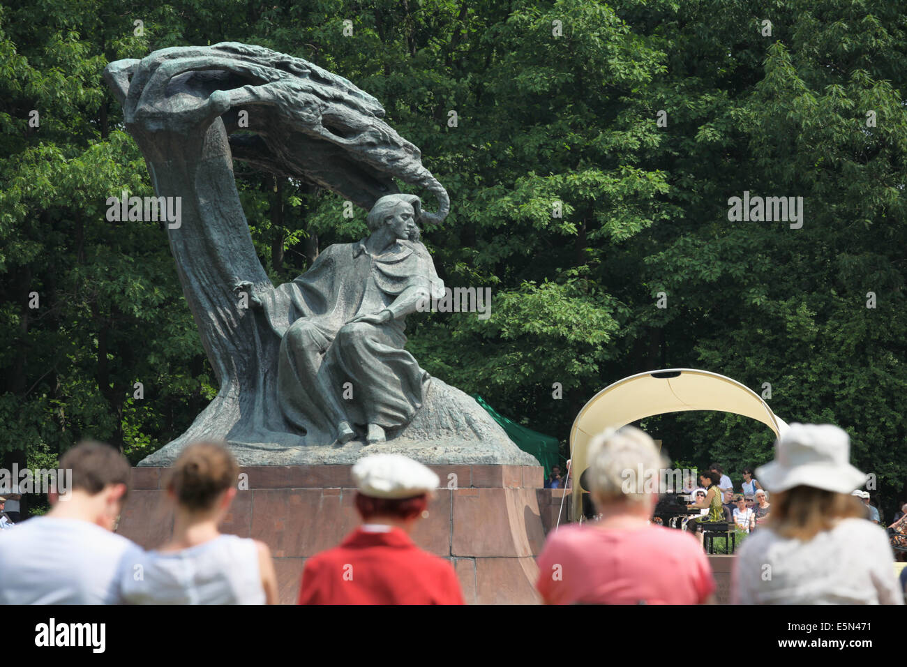 Un concert de piano à la Statue de Frédéric Chopin dans Parc Lazienki à Varsovie, Pologne. Banque D'Images