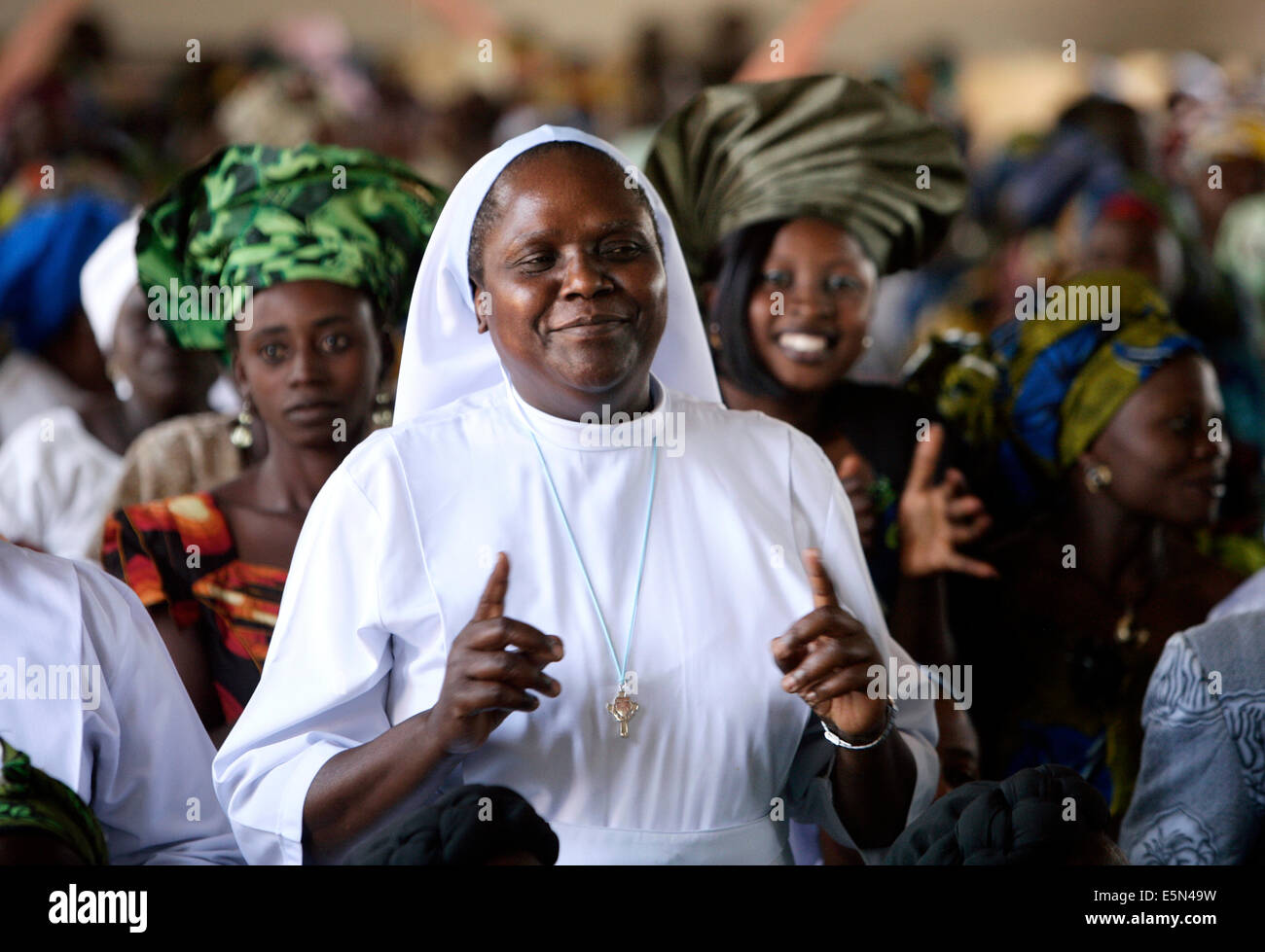 Religieuse priant et chantant pendant le service du dimanche dans une église catholique, dans le Kuru, Nigéria Banque D'Images