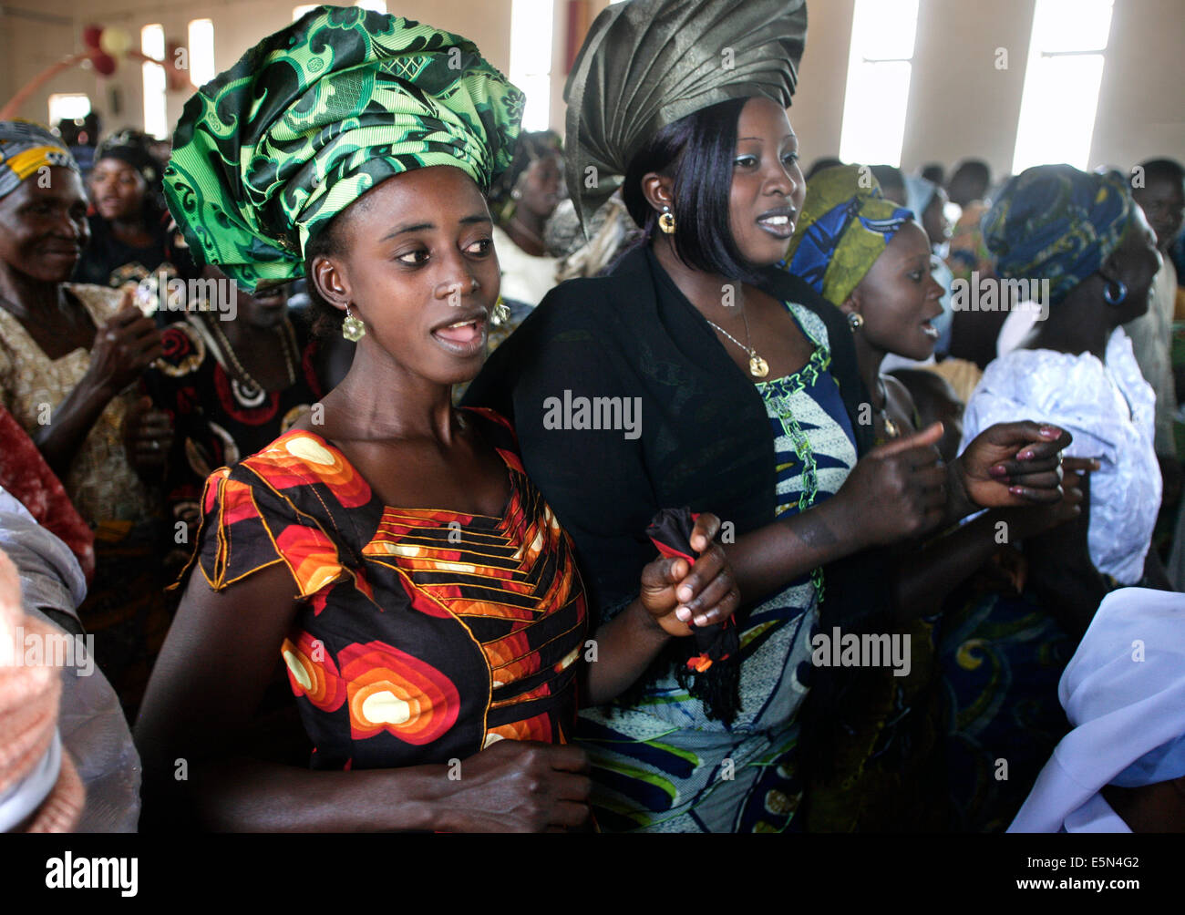 Les femmes de prier et chanter pendant le service du dimanche dans une église catholique, dans le Kuru, Nigéria Banque D'Images