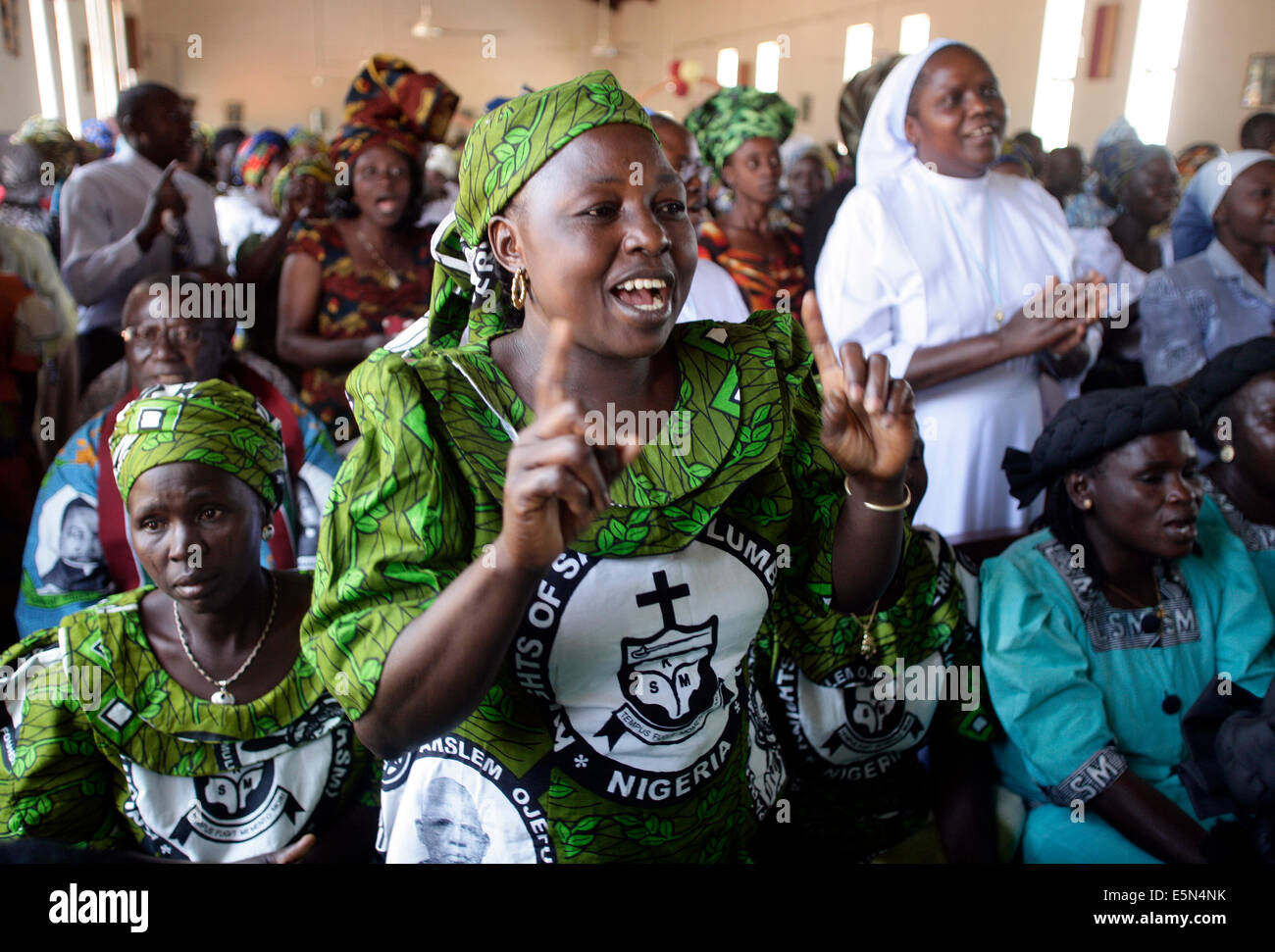 Les femmes de prier et chanter pendant le service du dimanche dans une église catholique, dans le Kuru, Nigéria Banque D'Images
