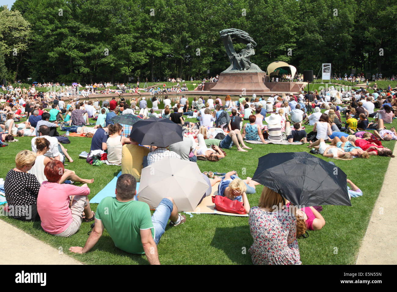 Un concert de piano à la Statue de Frédéric Chopin dans Parc Lazienki à Varsovie, Pologne. Banque D'Images