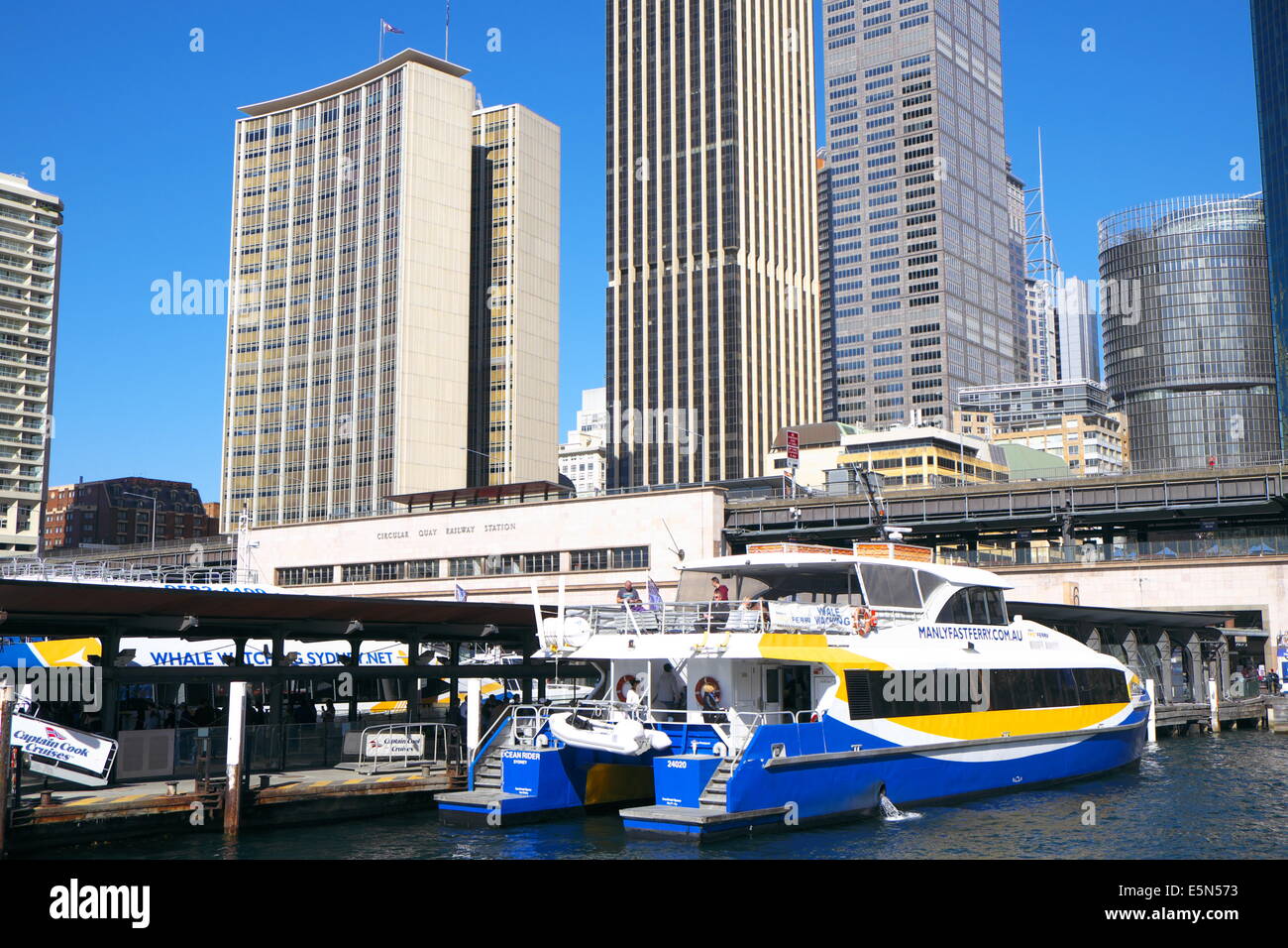 Sydney Circular Quay terminus, manly fast ferry et CBD édifices,le centre-ville de Sydney, Nouvelle Galles du Sud, Australie Banque D'Images