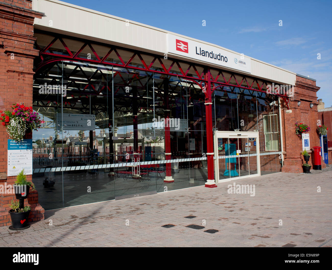 La nouvelle entrée de la gare de Llandudno Banque D'Images