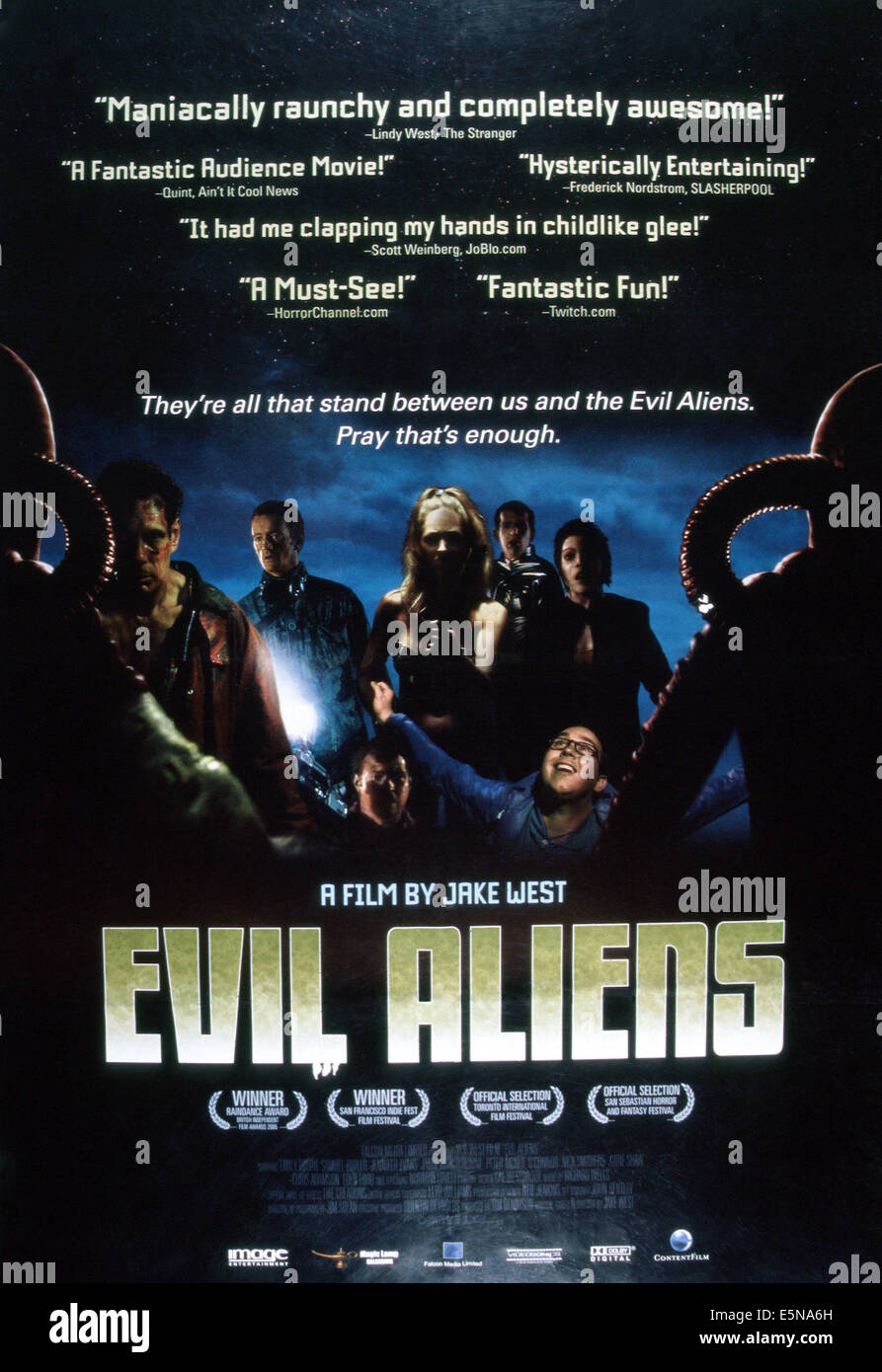 EVIL ALIENS, affiche, Jamie Honeybourne (bras levés), 2005. ©Libération lampe magique/avec la permission d'Everett Collection Banque D'Images