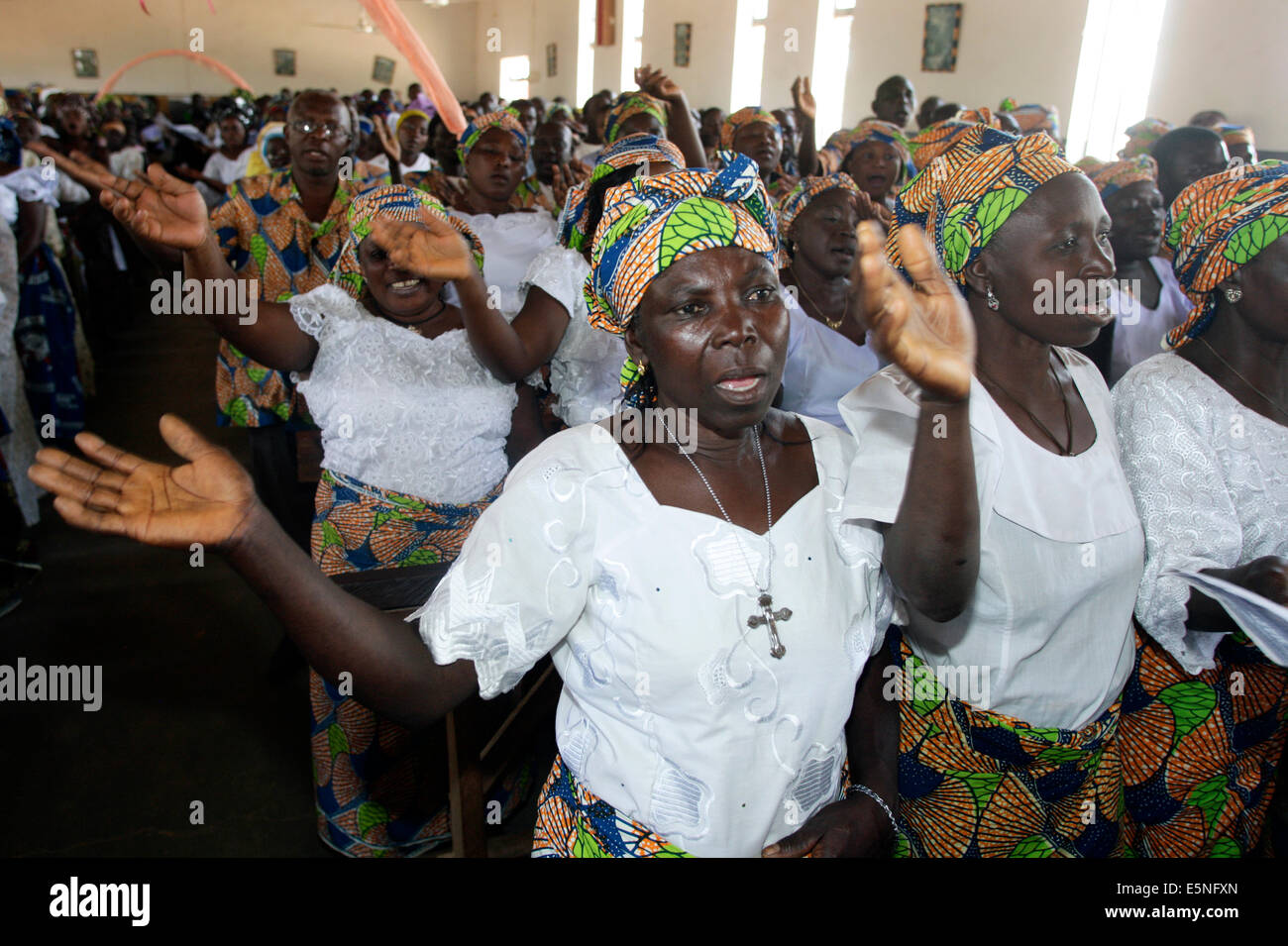 Les femmes de prier et chanter pendant le service du dimanche dans une église catholique, dans le Kuru, Nigéria Banque D'Images