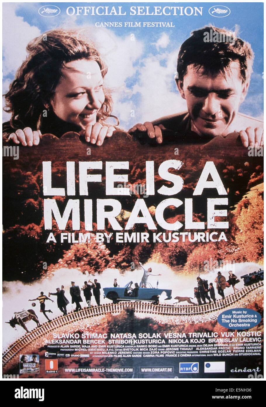 La VIE EST UN MIRACLE, (aka ZIVOT JE CUDO), à partir de la gauche : Natasa Tapuskovic, Slavko Stimac, 2004, © Mars Films/avec la permission d'Everett Banque D'Images