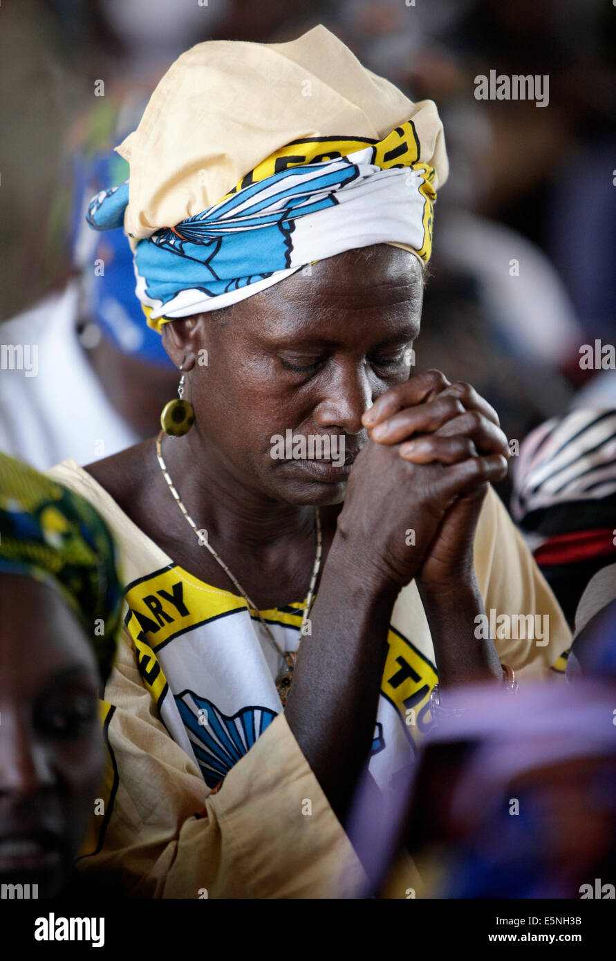 Femme en prière durant le service du dimanche dans une église catholique, dans le Kuru, Nigéria Banque D'Images