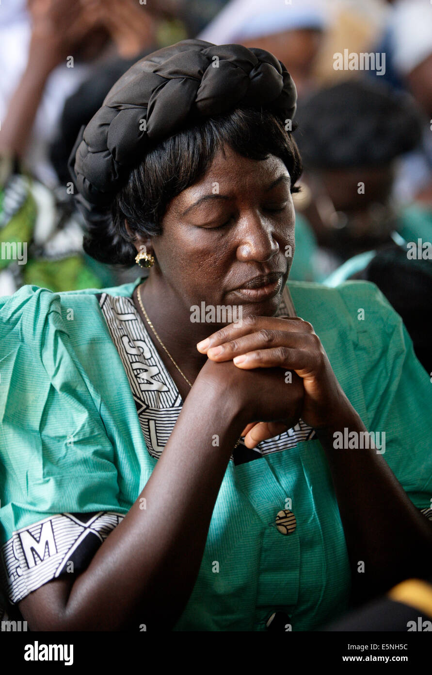 Femme en prière durant le service du dimanche dans une église catholique, dans le Kuru, Nigéria Banque D'Images