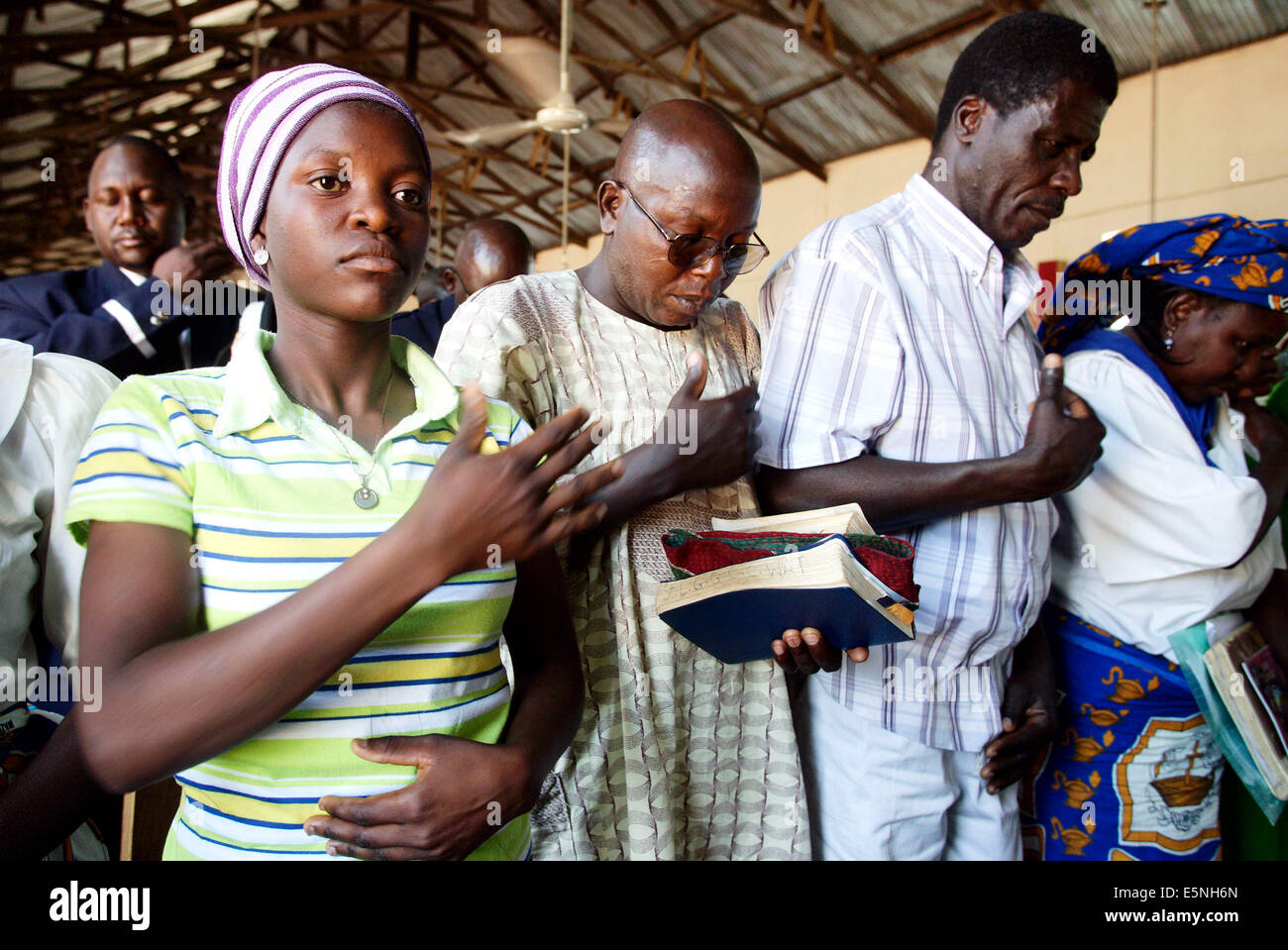 Fidèles priant et chantant pendant la messe du dimanche dans une église catholique romaine de Kuru, Nigéria Banque D'Images
