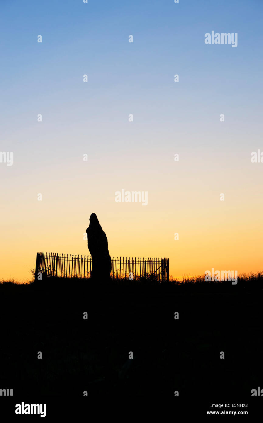 Le Rollright stones, le roi Pierre au lever du soleil, Oxfordshire, Angleterre. Silhouette Banque D'Images