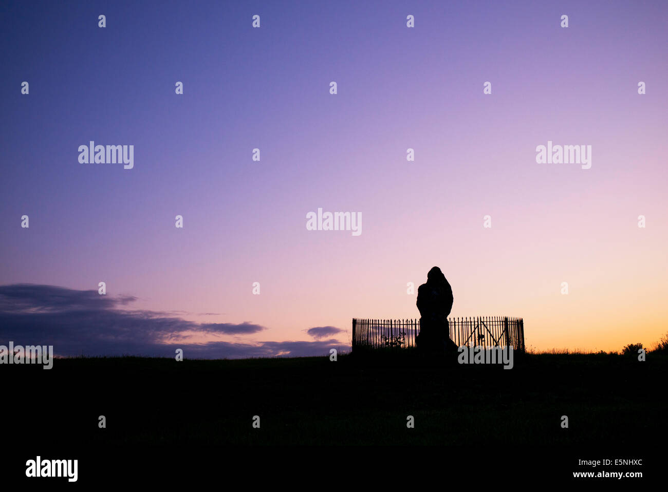 Le Rollright stones, le roi Pierre au lever du soleil, Oxfordshire, Angleterre. Silhouette Banque D'Images