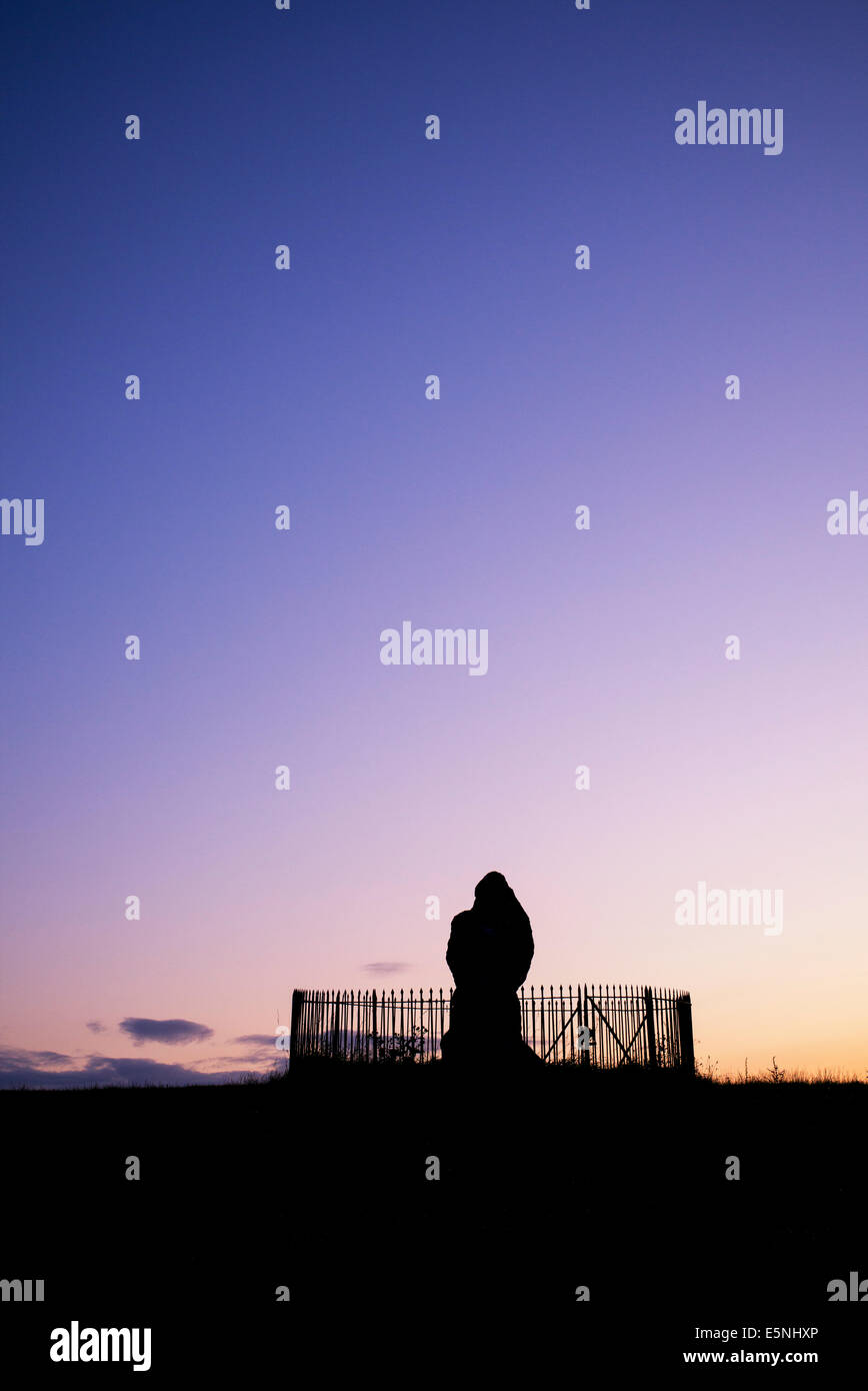 Le Rollright stones, le roi Pierre au lever du soleil, Oxfordshire, Angleterre. Silhouette Banque D'Images