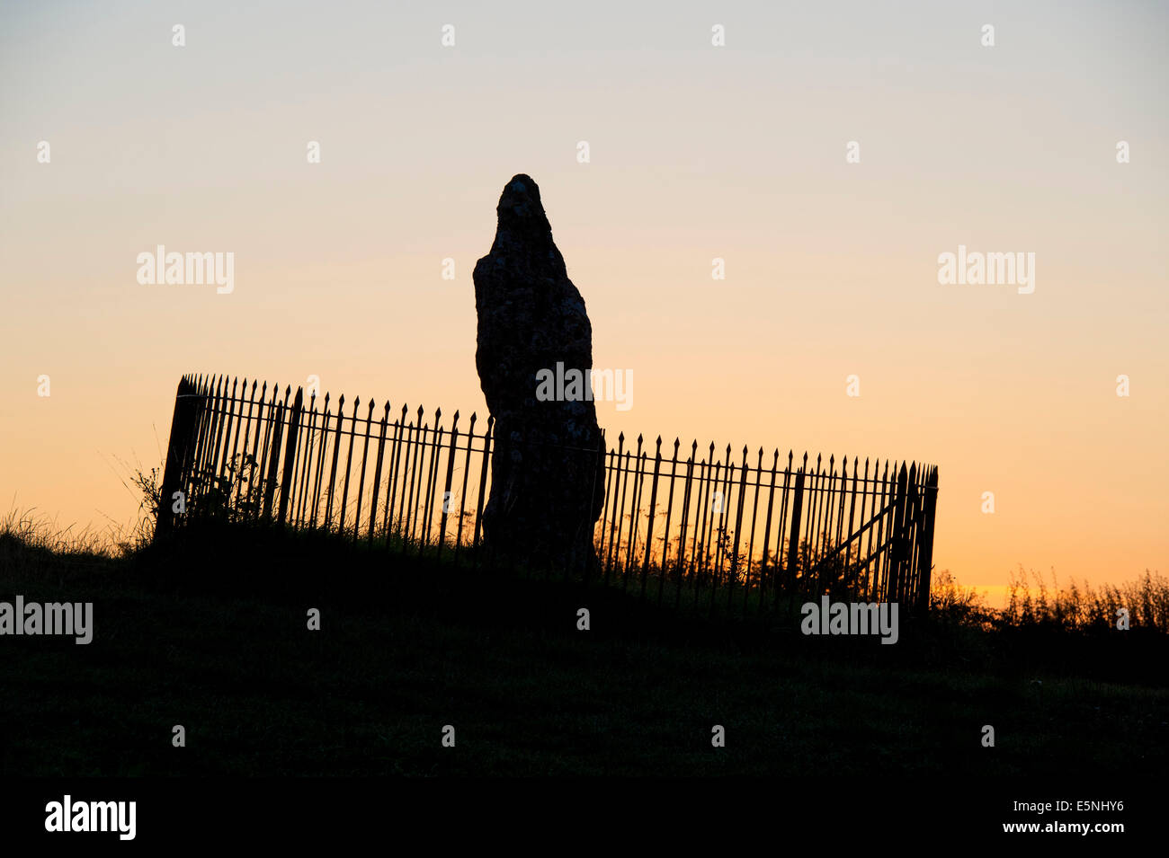 Le Rollright stones, le roi Pierre au lever du soleil, Oxfordshire, Angleterre. Silhouette Banque D'Images