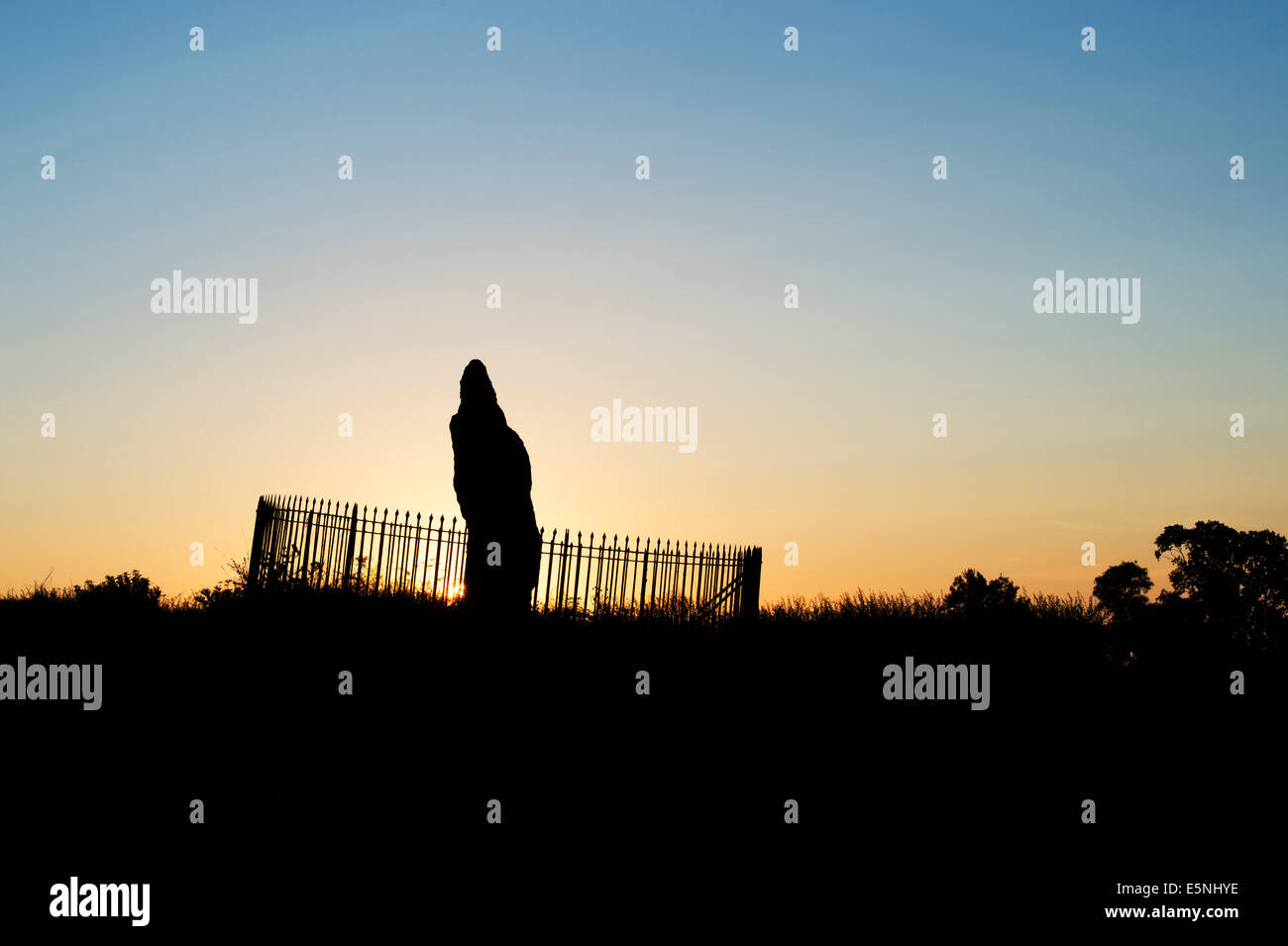 Le Rollright stones, le roi Pierre au lever du soleil, Oxfordshire, Angleterre. Silhouette Banque D'Images