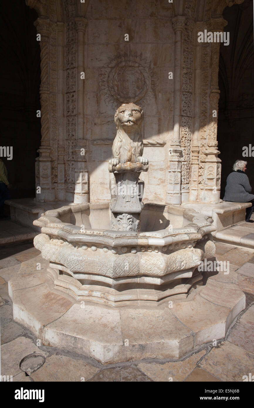Fontaine du lion dans le cloître du Monastère des Hiéronymites (le monastère des Hiéronymites) à Belém, Lisbonne, Portugal. Banque D'Images