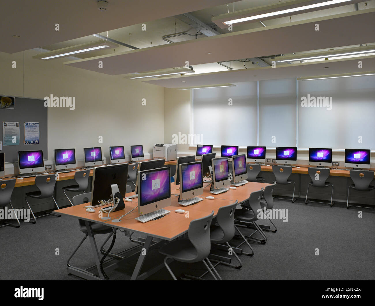 La salle informatique J'Longfield Academy, Kent, Angleterre, Royaume-Uni. Banque D'Images