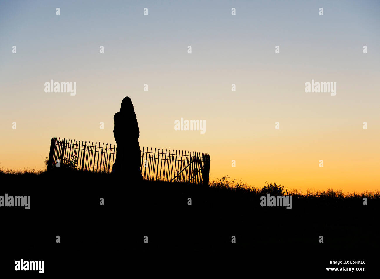 Le Rollright stones, le roi Pierre au lever du soleil, Oxfordshire, Angleterre. Silhouette Banque D'Images