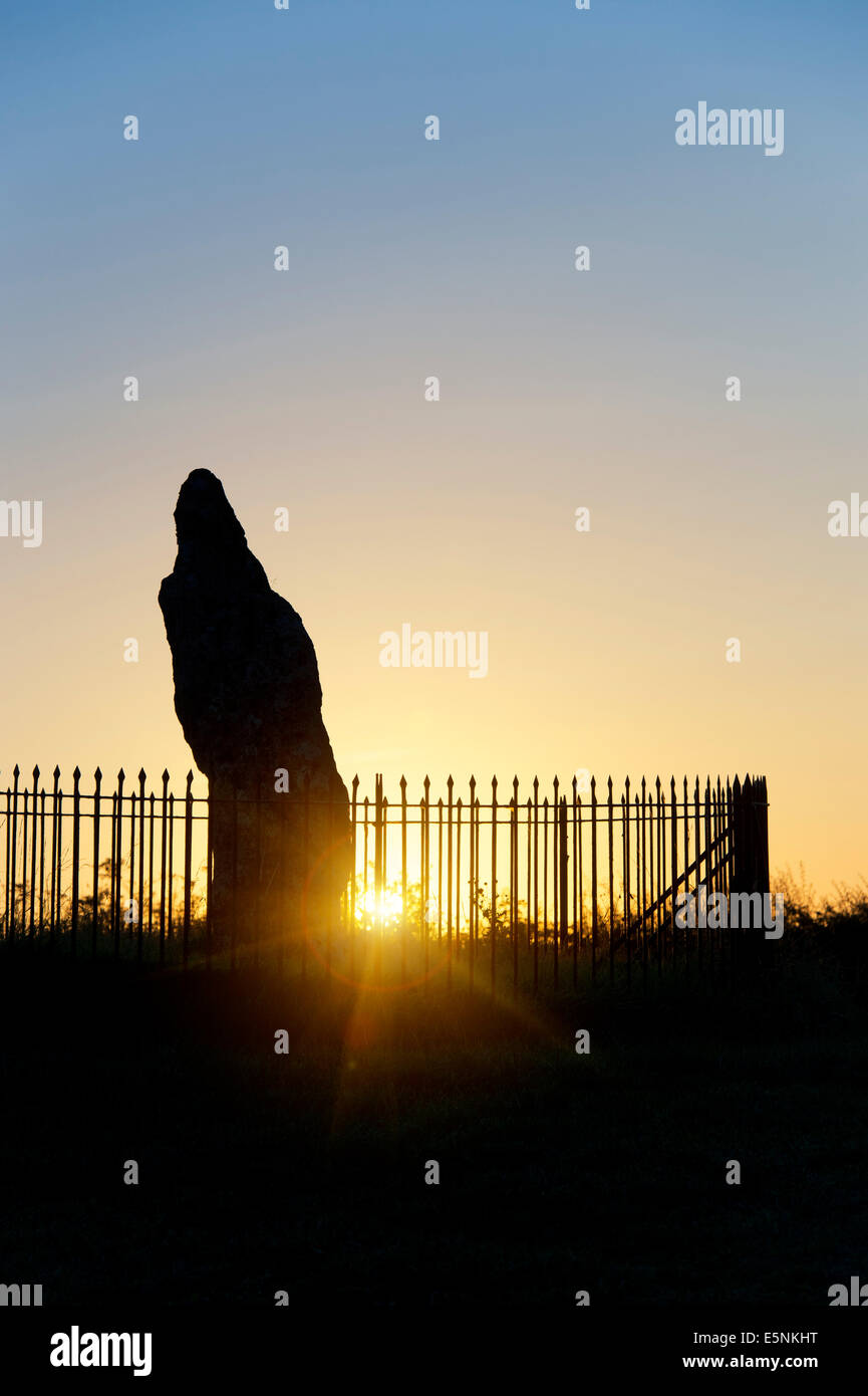 Le Rollright stones, le roi Pierre au lever du soleil, Oxfordshire, Angleterre. Silhouette Banque D'Images