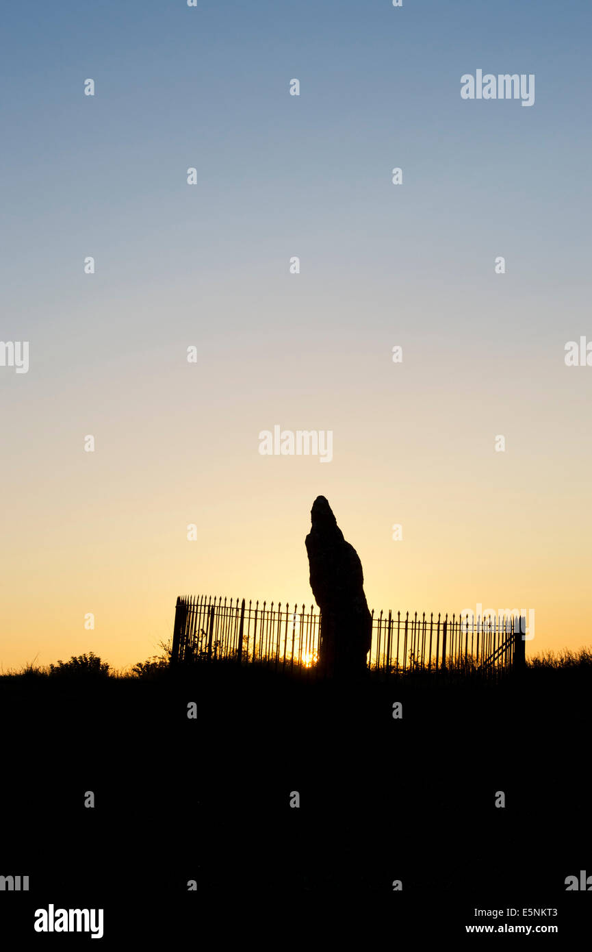Le Rollright stones, le roi Pierre au lever du soleil, Oxfordshire, Angleterre. Silhouette Banque D'Images