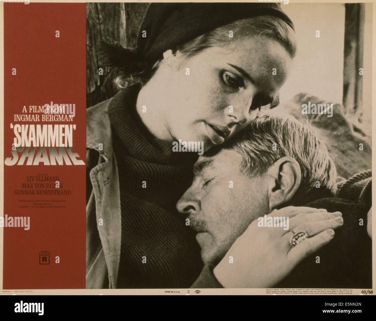 La honte, (aka SKAMMEN), US lobbycard, de gauche : Liv Ullmann, Gunnar Bjornstrand, 1968 Banque D'Images