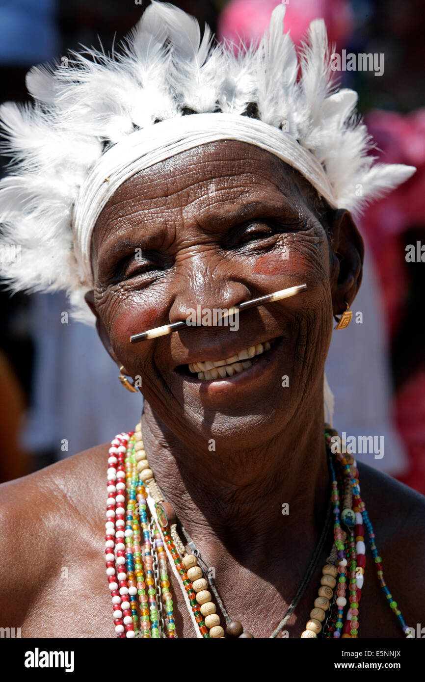 Femme portant un costume traditionnel lors d'un chrétien du dimanche dans le Kuru, Nigéria Banque D'Images