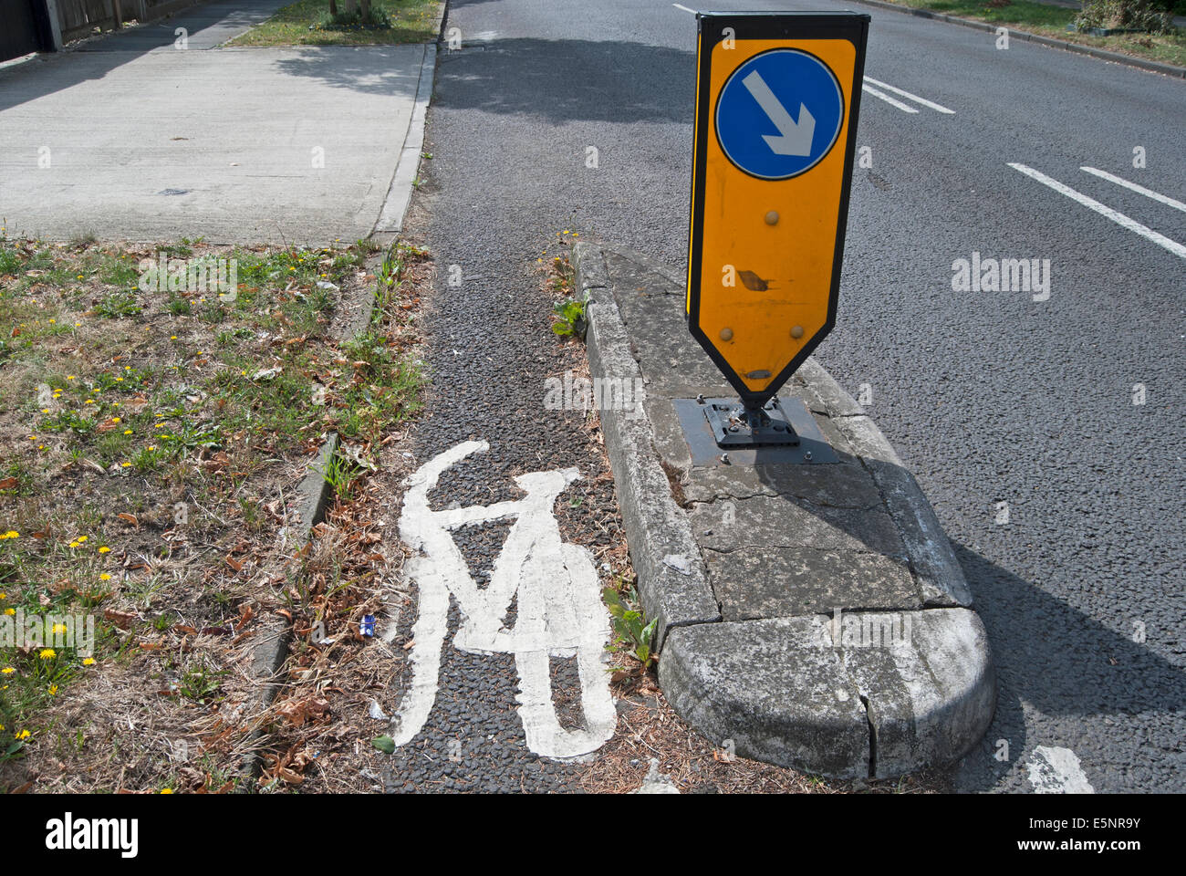 Étroites et mal entretenu voie cyclable divisé par l'île de béton de chaussée principale, New Malden, Surrey, Angleterre Banque D'Images