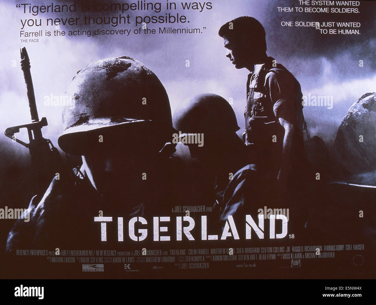 Nous TIGERLAND, lobbycard, Colin Farrell (droite), 2000. TM et © Copyright 20th Century Fox Film Corp. Tous droits réservés. Banque D'Images