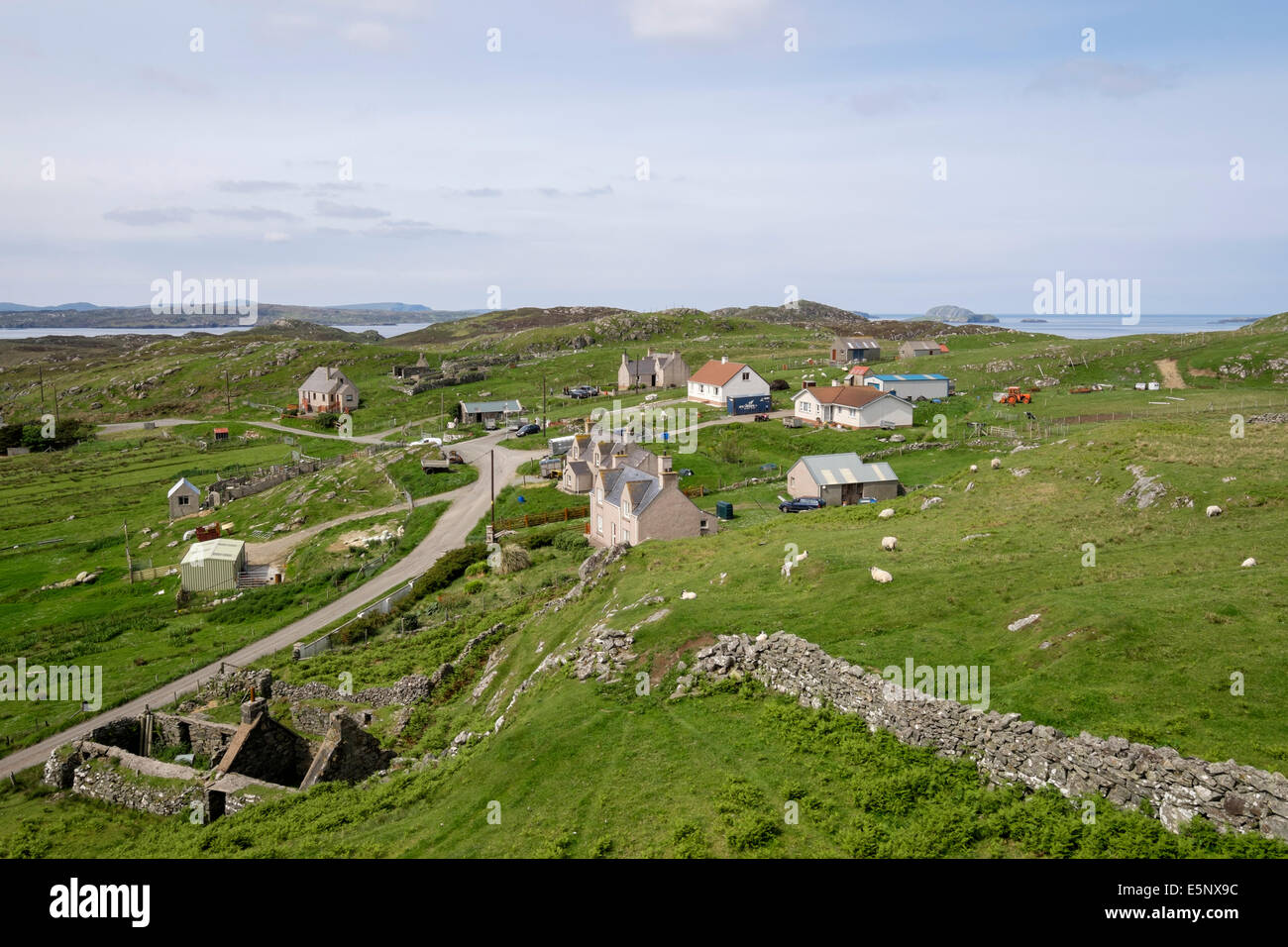 Crofting communauté de petits bâtiments sur côte ouest, près de Carloway, Isle Of Lewis, Western Isles, îles Hébrides, Ecosse, Royaume-Uni Banque D'Images