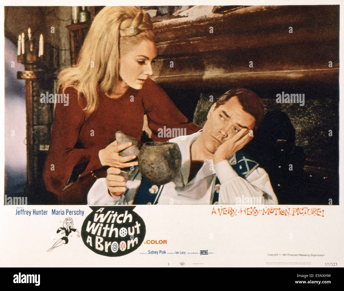 Une sorcière sans balai, US lobbycard, de gauche : Maria Perschy, Jeffrey Hunter, 1967 Banque D'Images