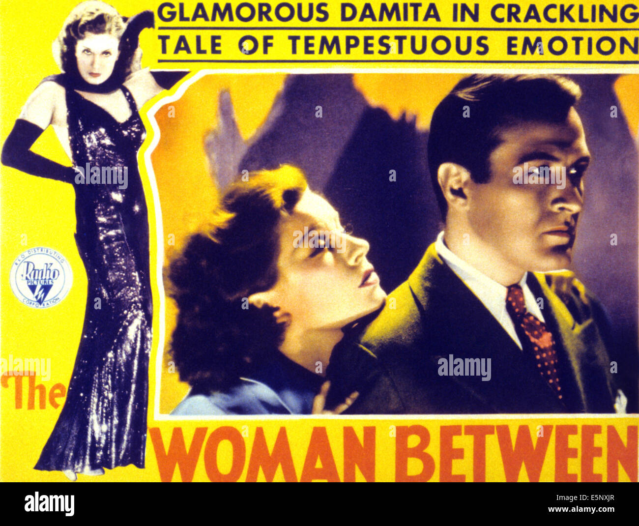 La femme entre, l-r : Lili Damita, Lester Vail sur lobbycard, 1931. Banque D'Images La femme entre, l-r : Lili Damita, Lester Vail sur lobbycard, 1931. Banque D'Images