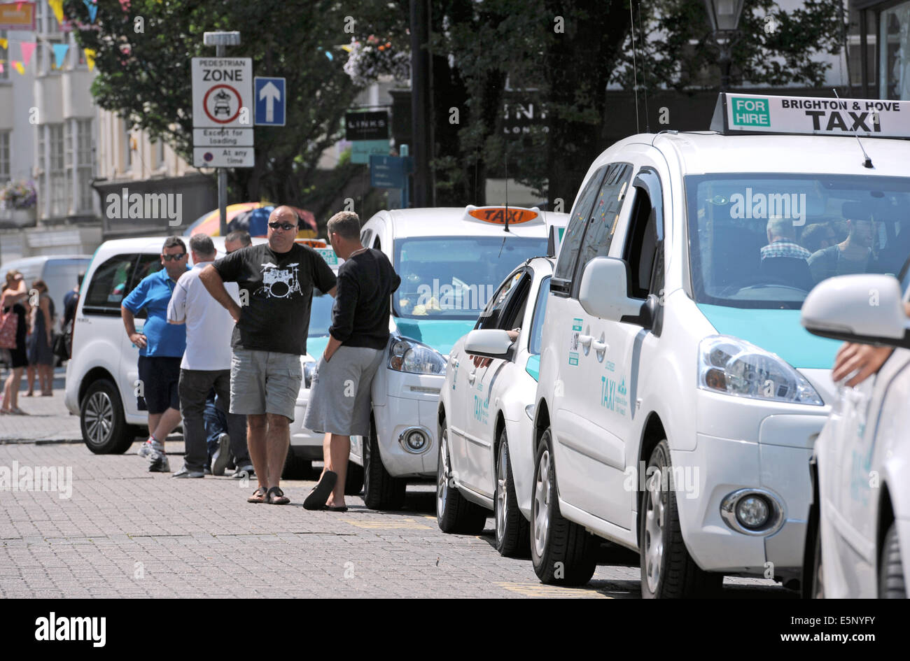 Les chauffeurs de taxi Brighton et Hove attendent les clients dans East Street au Royaume-Uni Banque D'Images