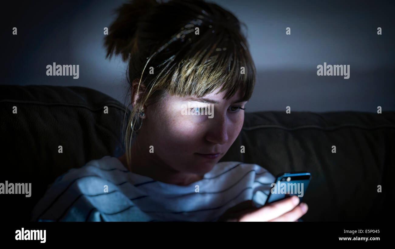 Jeune femme à l'aide de Mobile téléphone cellulaire. Banque D'Images