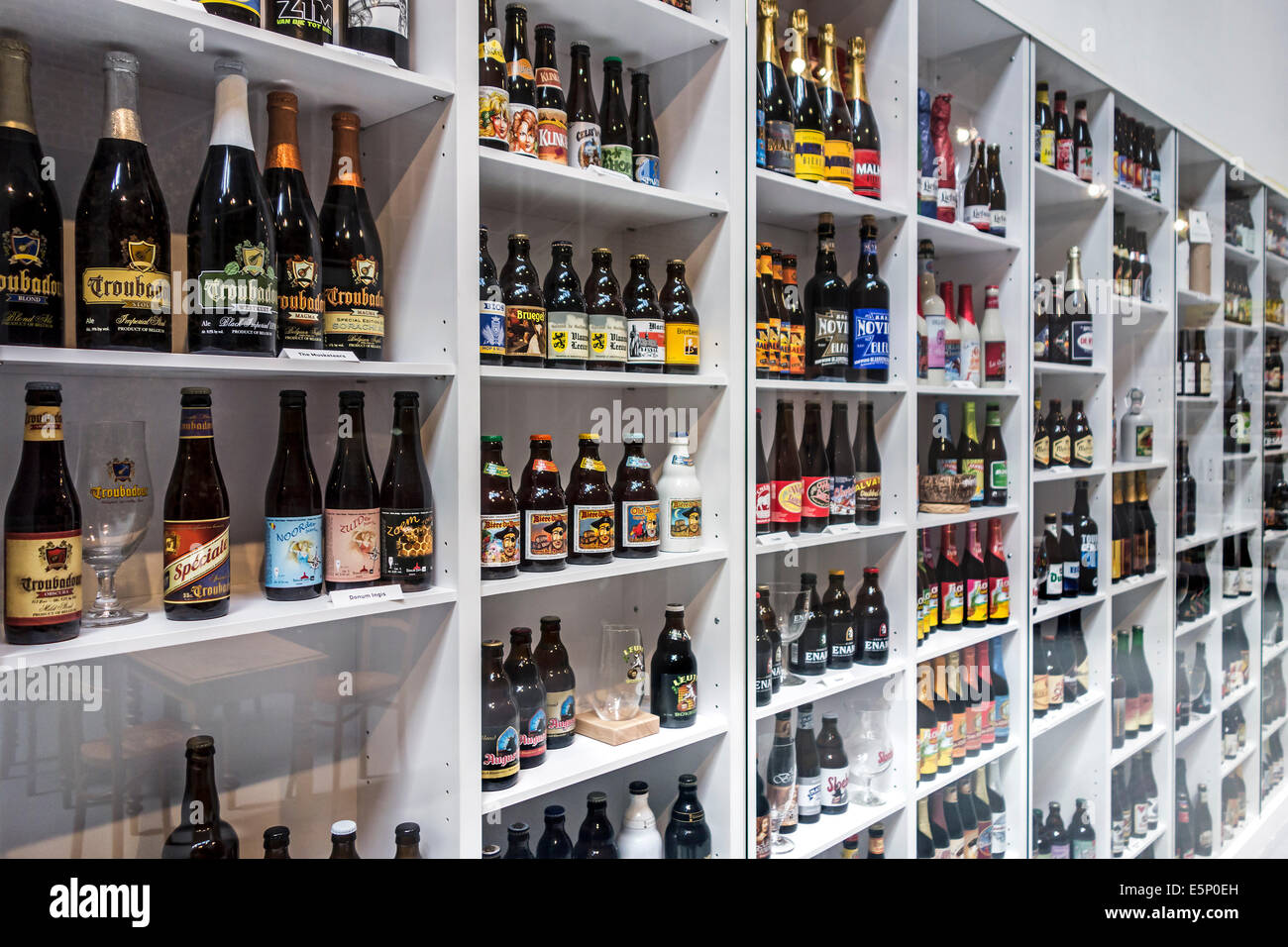 Collection de bières belges dans le musée du houblon à Poperinge, Flandre occidentale, Belgique Banque D'Images