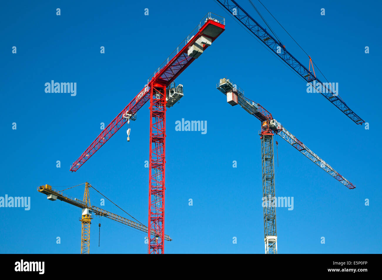 Les grues de construction / tower crane contre le ciel bleu Banque D'Images