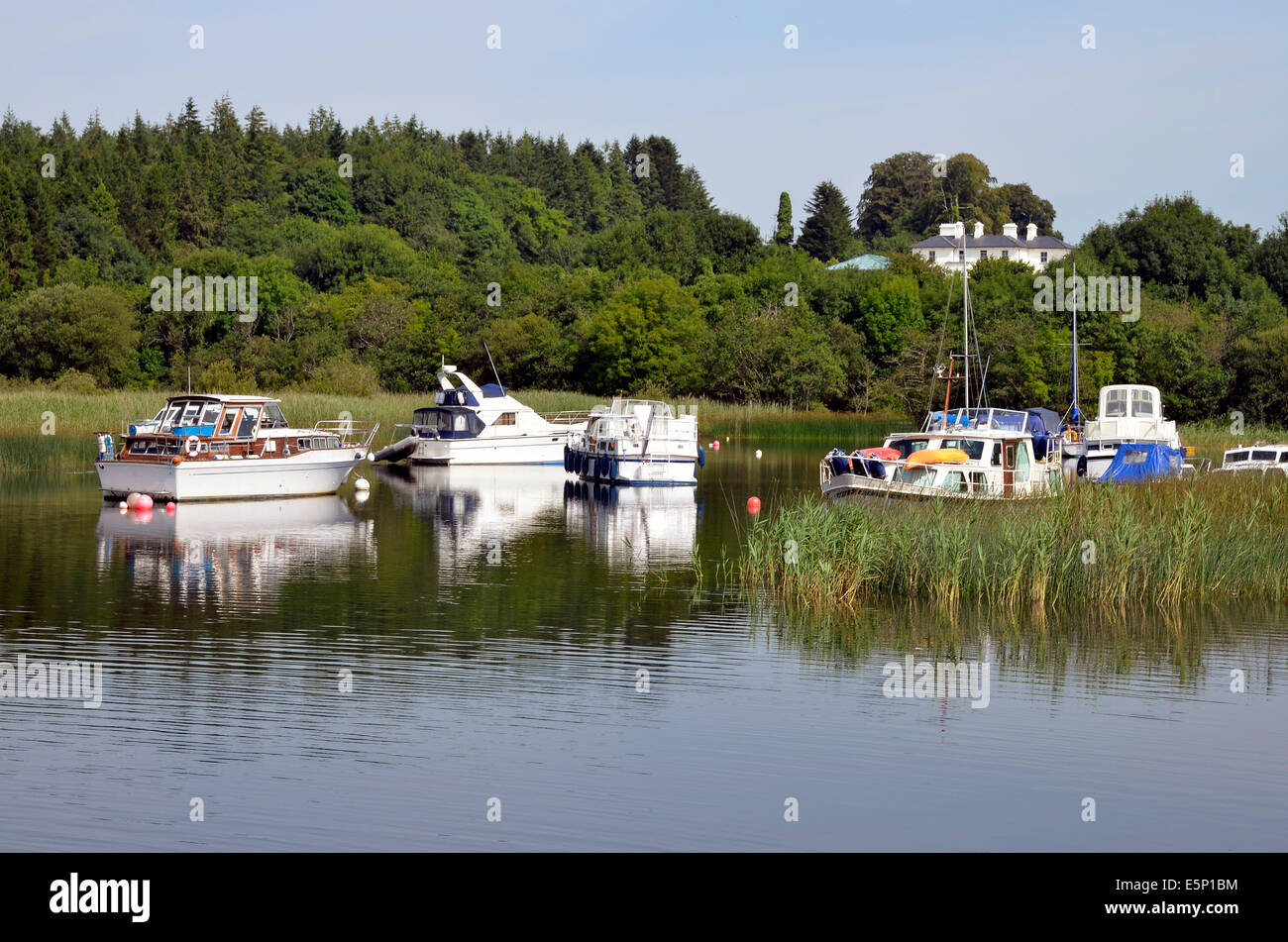 Les bateaux de plaisance amarrés sur le Lough Corrib dans une baie tranquille à Lisloughery,jetée sur le Cong/Mayo Irlande Galway dans l'ouest de la frontière Banque D'Images