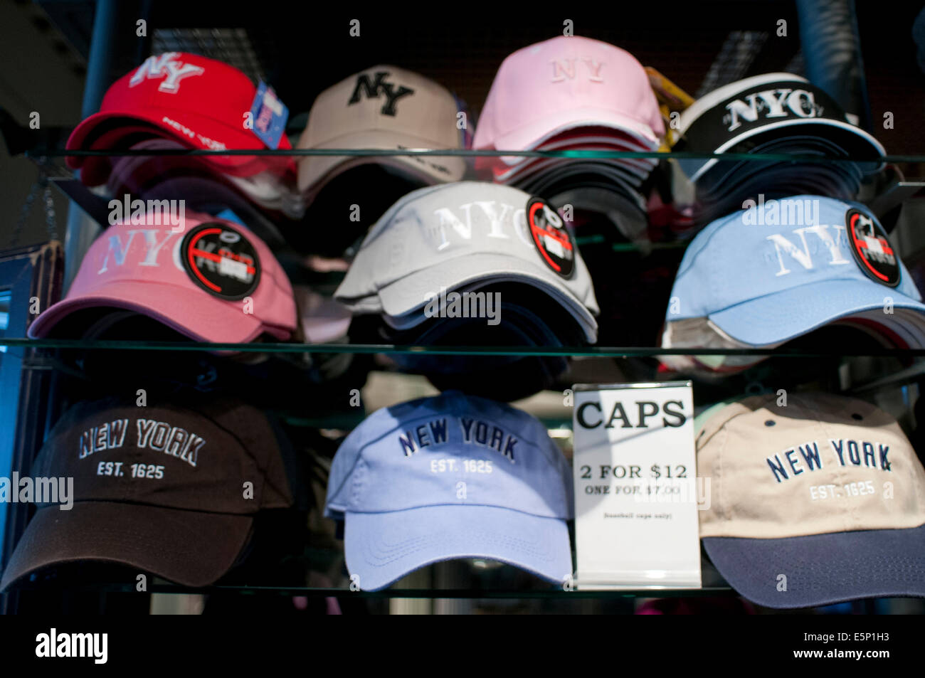 New York, New York - casquettes de baseball à la vente à l'étal d'un  vendeur de rue à Midtown Manhattan Photo Stock - Alamy