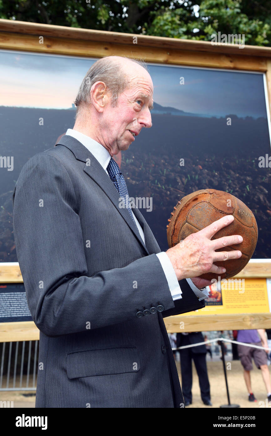 Londres, Royaume-Uni. 4 août 2014. Son Altesse Royale le duc de Kent maintenant le football Loos à l'ouverture de la Saint Maur Mike Sheil les champs de bataille, des terres de la paix exposition parrainée par la Royal British Legion à St James' Park, Londres, Angleterre. L'exposition en plein air est l'un des principaux événements commémoratifs du 100e anniversaire de la PREMIÈRE GUERRE MONDIALE en cours d'exécution à partir du 4 août et se poursuivra jusqu'au mois de novembre 2014. C'est le football réel qui le London Irish Rifles a lancé à travers le no man's land sur 25 septembre 1915, ils ont attaqué les positions allemandes dans la ville de Loos Crédit : Paul Brown/Alamy Live News Banque D'Images