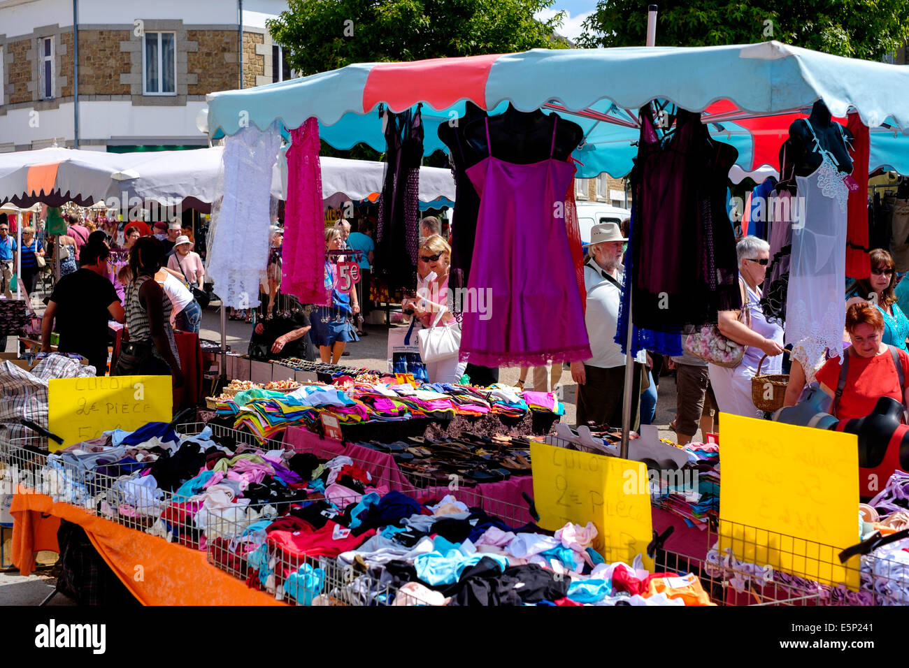 Vêtements à vendre sur le marché à Saint-Hilaire-du-Harcouet, Normandie,  France Photo Stock - Alamy