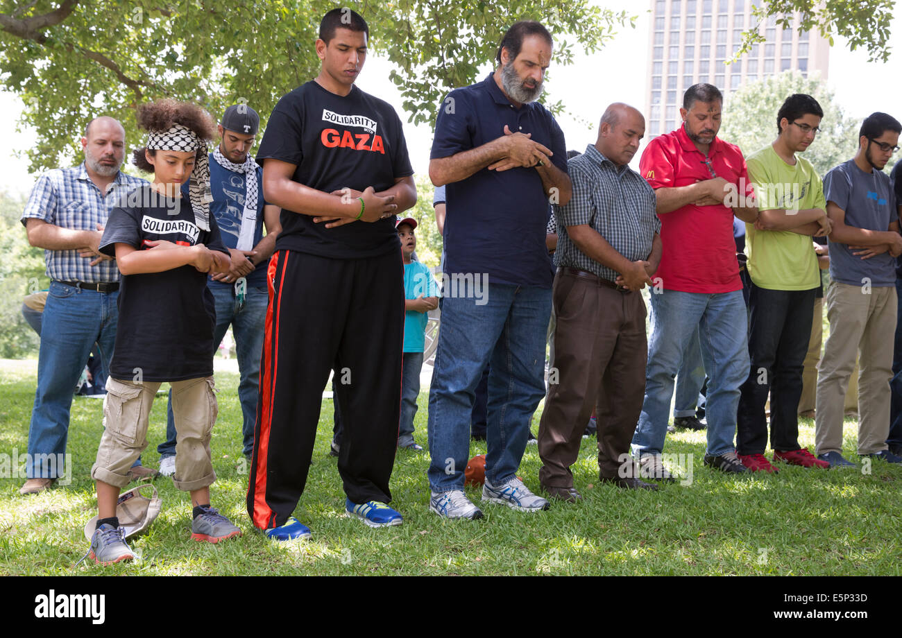 Groupe d'hommes prient à rallier à la Texas Capitol protestent contre Israël est siège de Gaza et de l'U.S de l'appui et du financement d'Israël. Banque D'Images