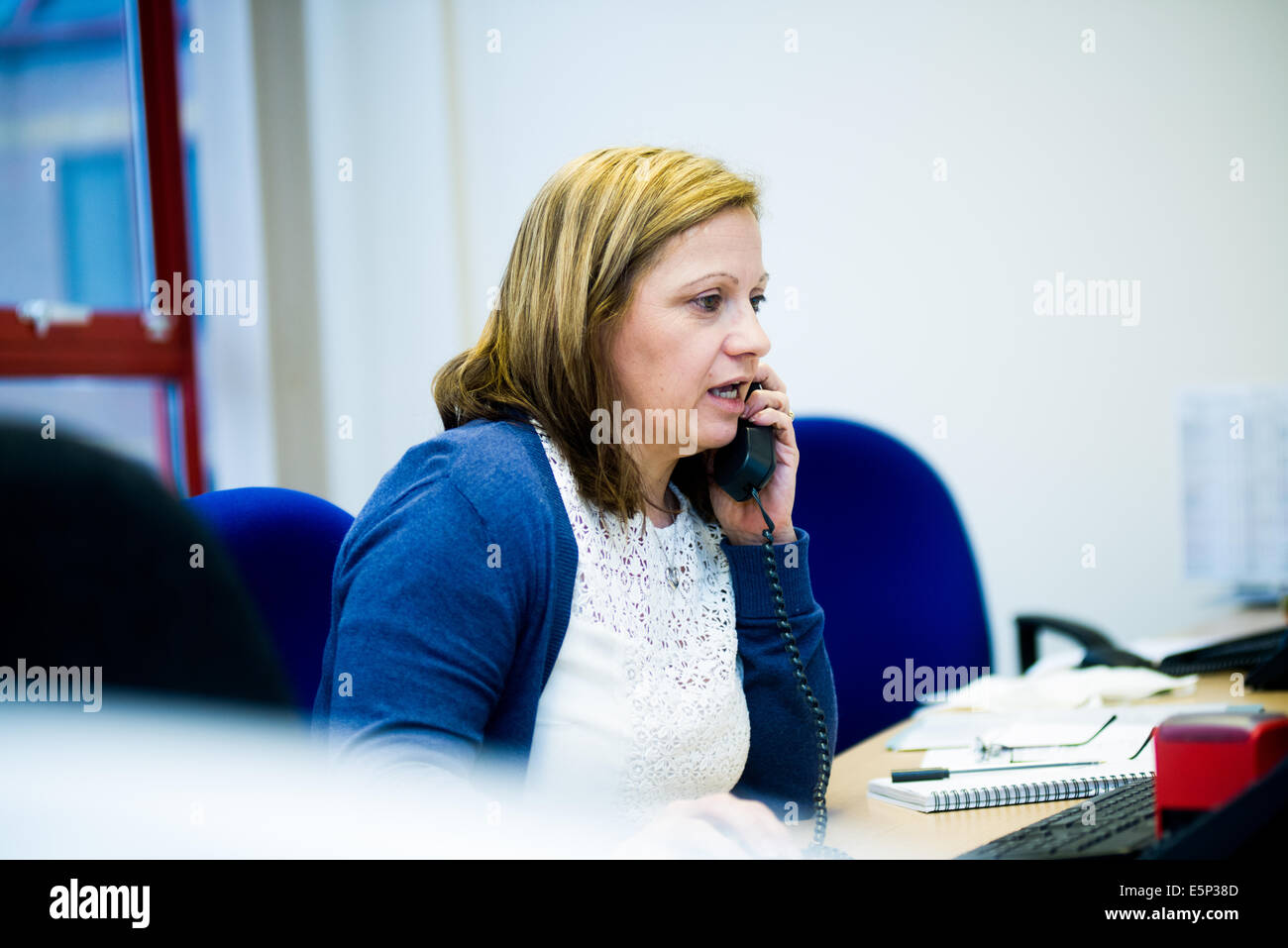 Répondre à l'appel de téléphone de bureau Banque D'Images