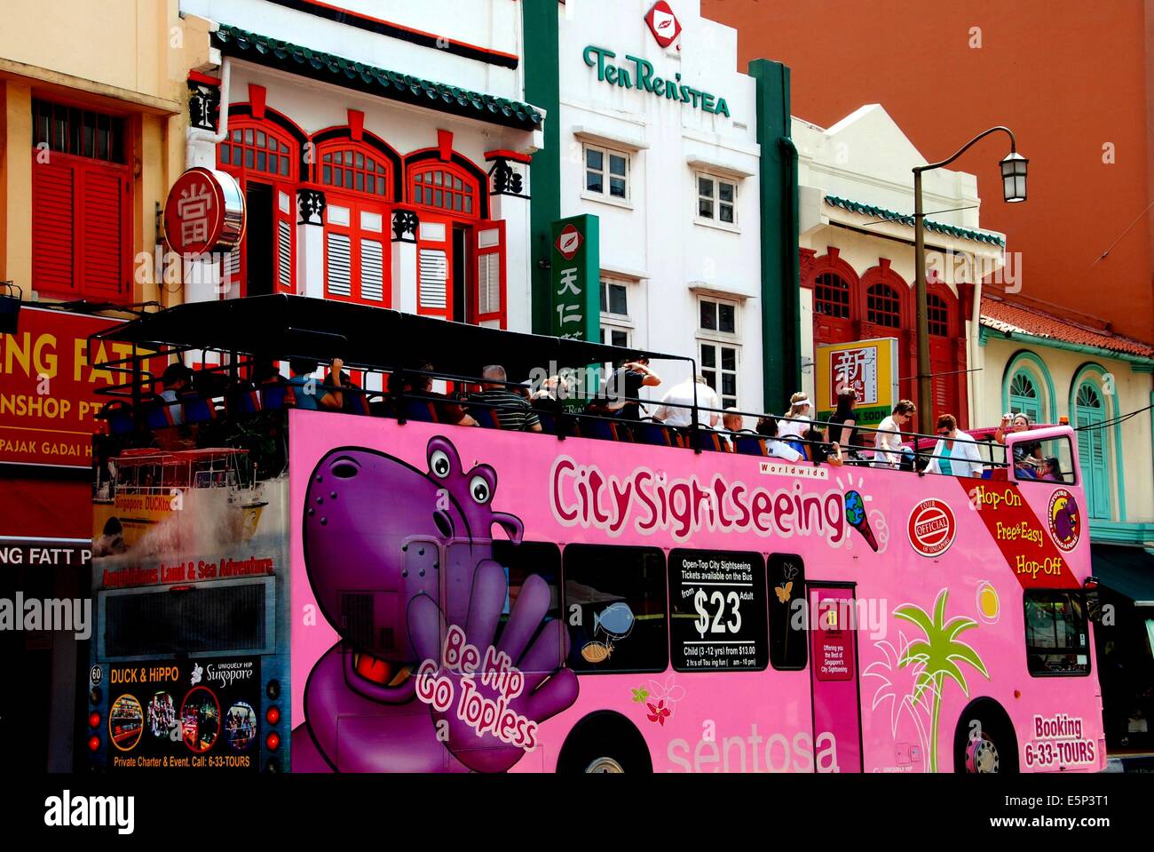 Singapour : une visite de la ville rose double decker bus touristes lecteurs chinois coloré passé boutiques rue du pont sud Banque D'Images