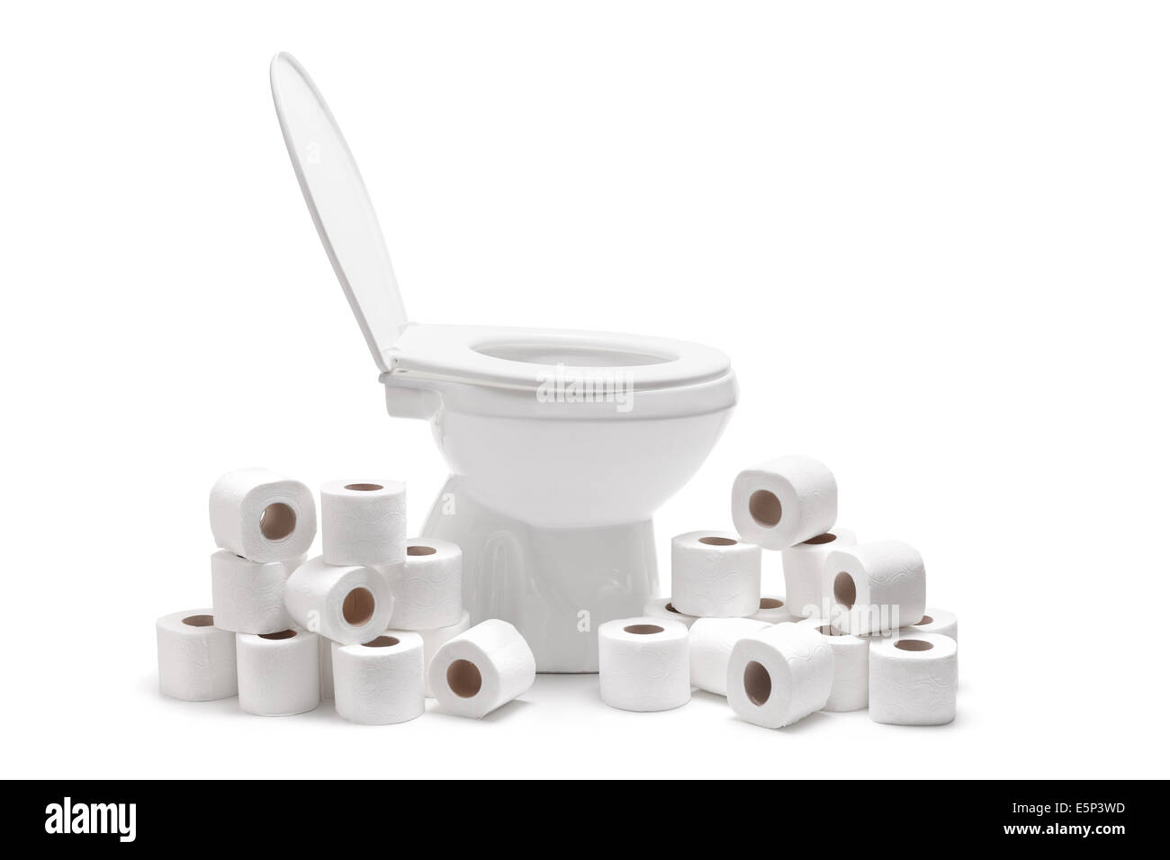 De nombreux rouleaux de papier toilettes autour d'une cuvette des toilettes Banque D'Images
