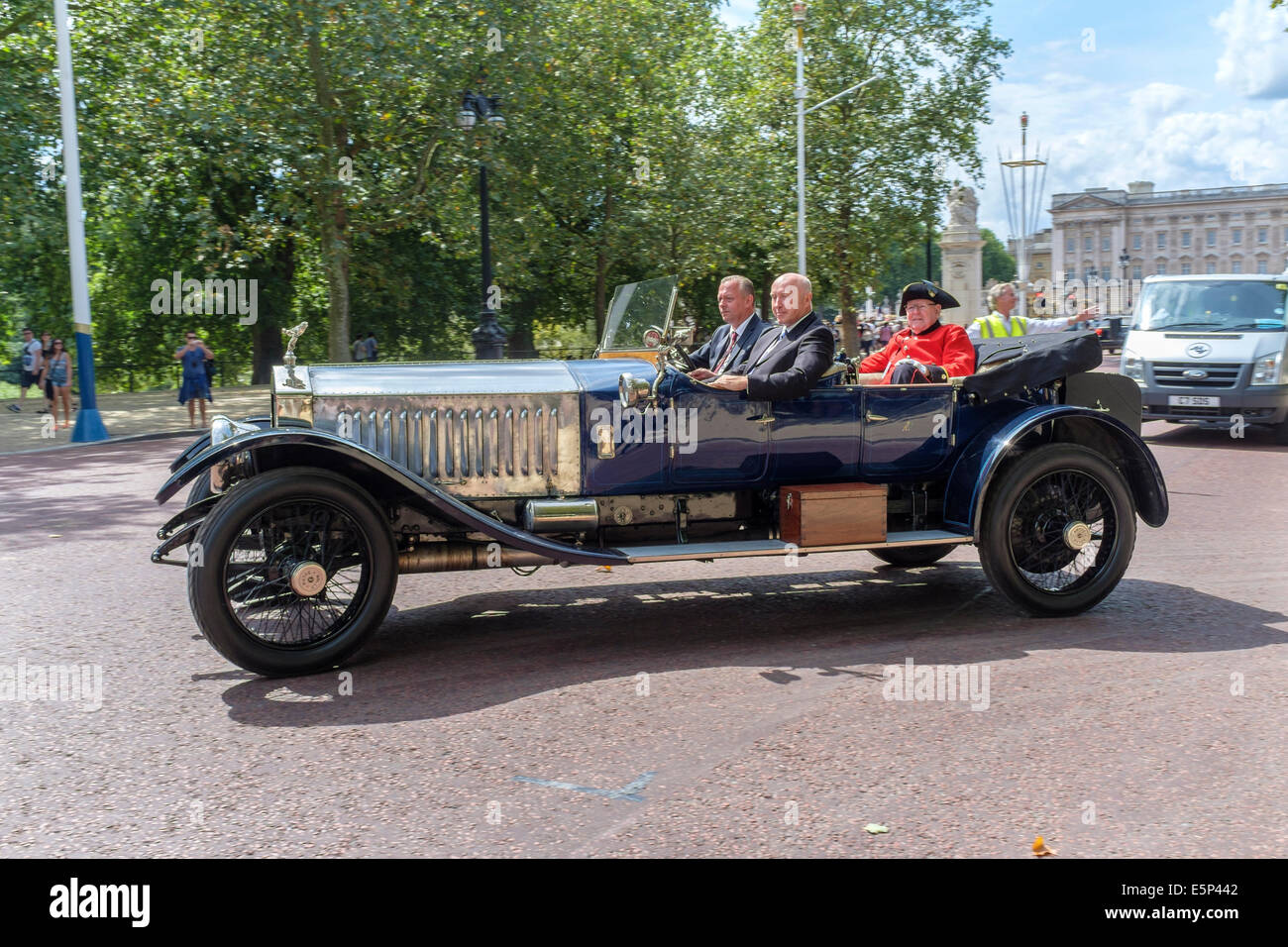 Londres, Royaume-Uni, 4 août 2014. Une parade de véhicules de l'époque édouardienne traverse le centre de Londres pour commémorer le déclenchement de la première Guerre mondiale le 4 août 1914. Banque D'Images