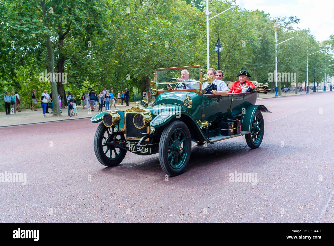 Londres, Royaume-Uni, 4 août 2014. Une parade de véhicules de l'époque édouardienne traverse le centre de Londres pour commémorer le déclenchement de la première Guerre mondiale le 4 août 1914. Banque D'Images