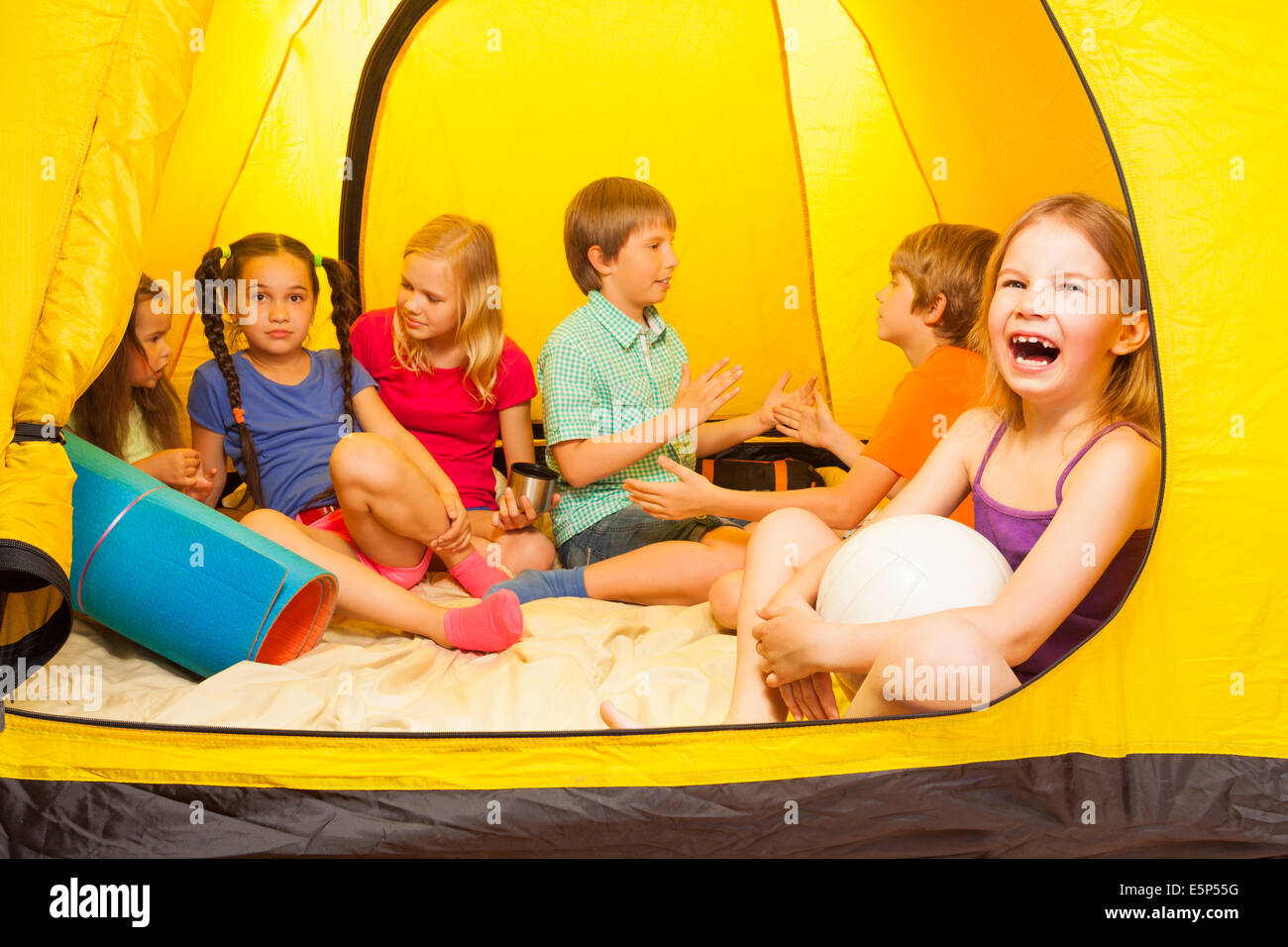 Six jolies enfants dans une tente Banque D'Images