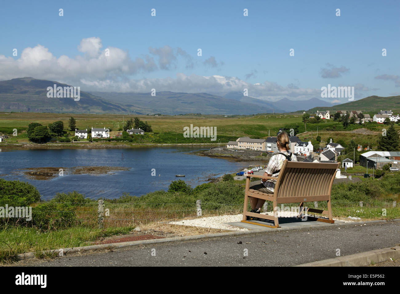 Une femme seule s'assit sur un banc en admirant la vue à Bunessan , île de Mull, Ecosse, juillet 2014 Banque D'Images