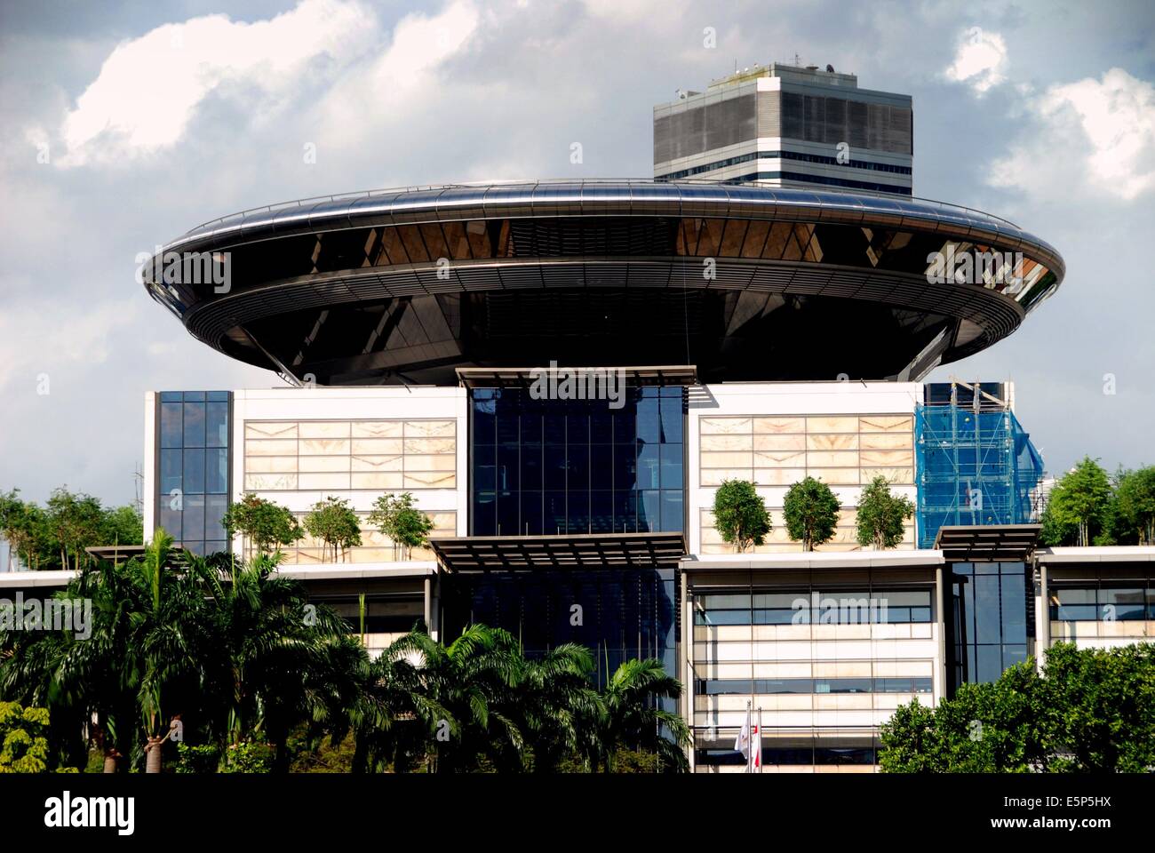 Singapour : Le nouveau bâtiment de la Cour suprême conçue par Sir Norman Foster, avec ses divers construction en forme de soucoupe volante Banque D'Images